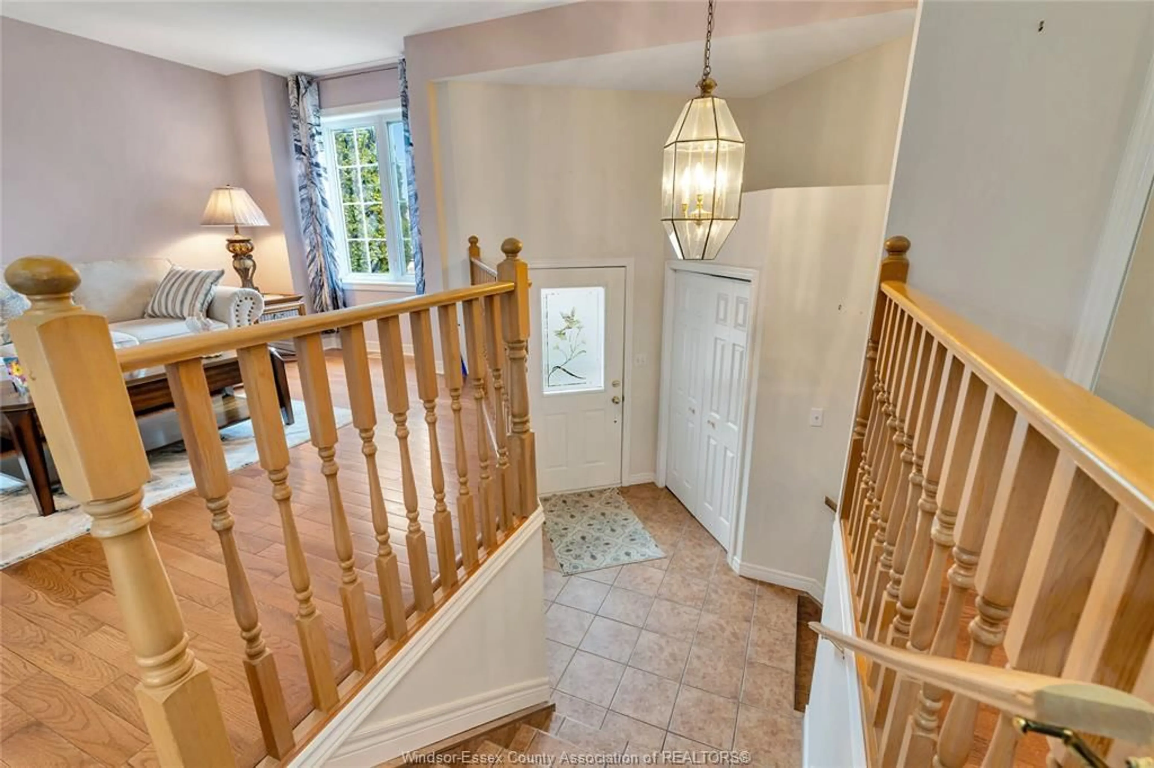 Indoor foyer for 12721 NORTHFIELD Way, Tecumseh Ontario N8N 4W8