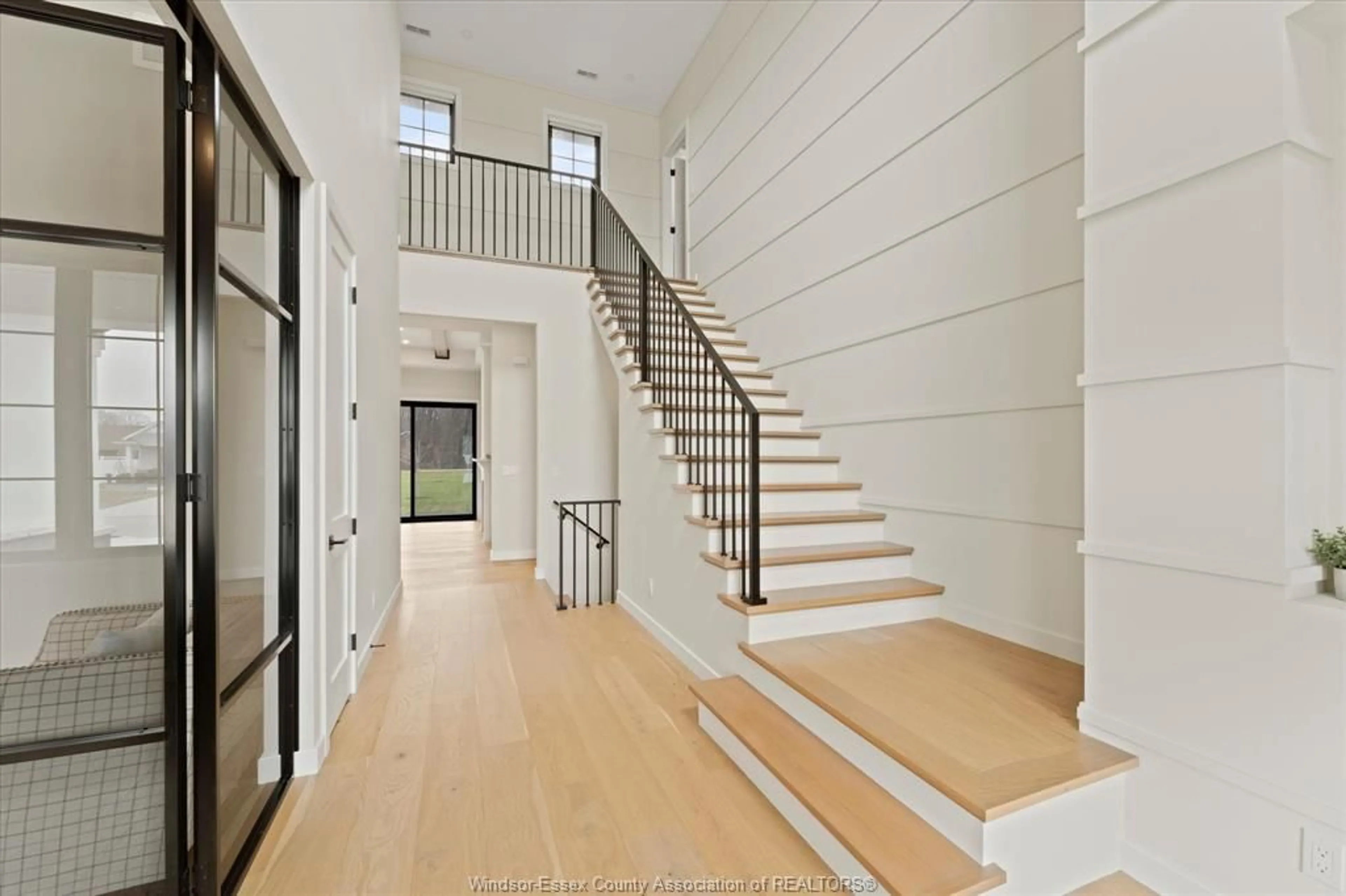 Indoor foyer for 16 YORK Blvd, Kingsville Ontario N9Y 0E5