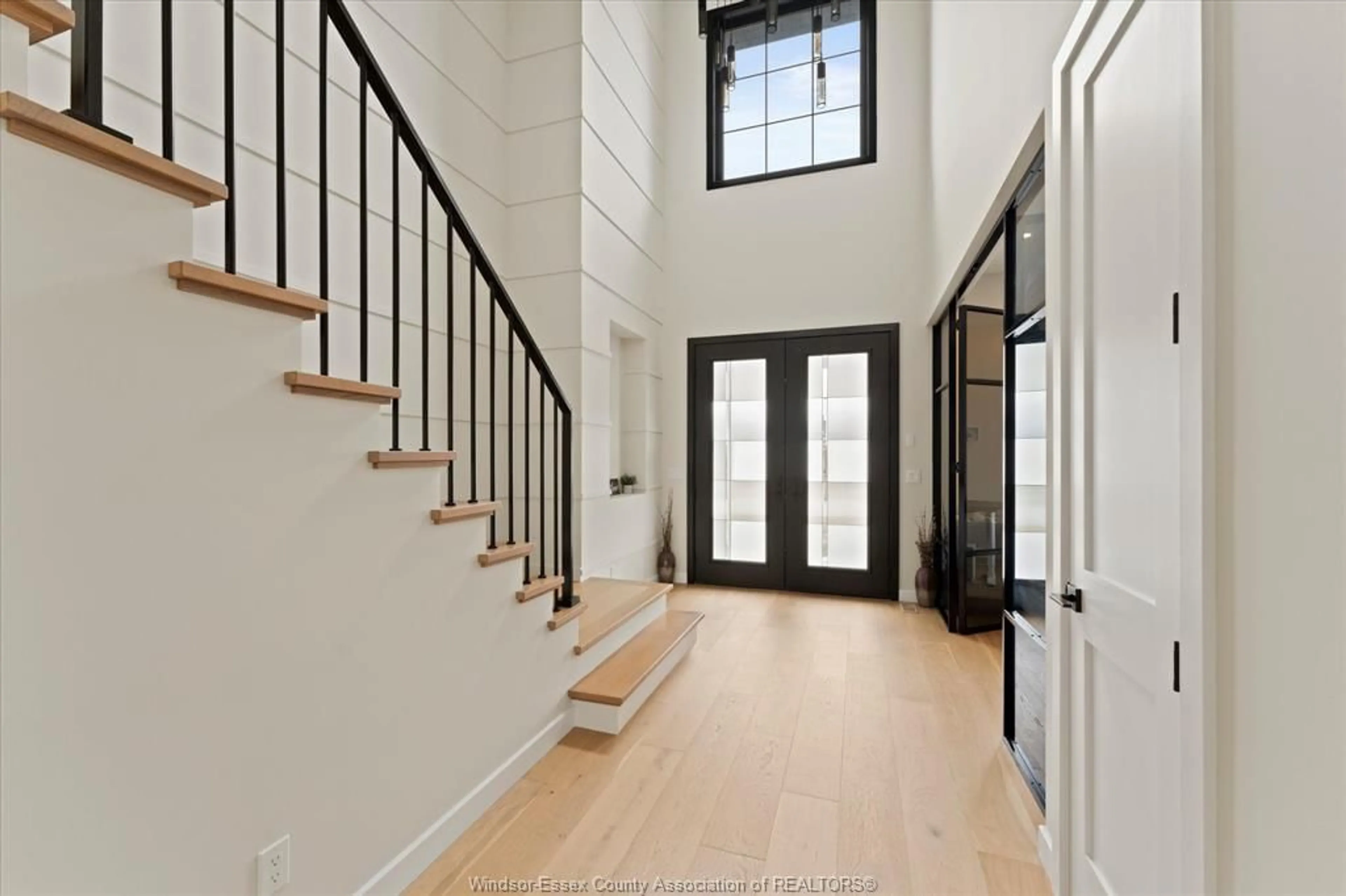 Indoor entryway for 16 YORK Blvd, Kingsville Ontario N9Y 0E5