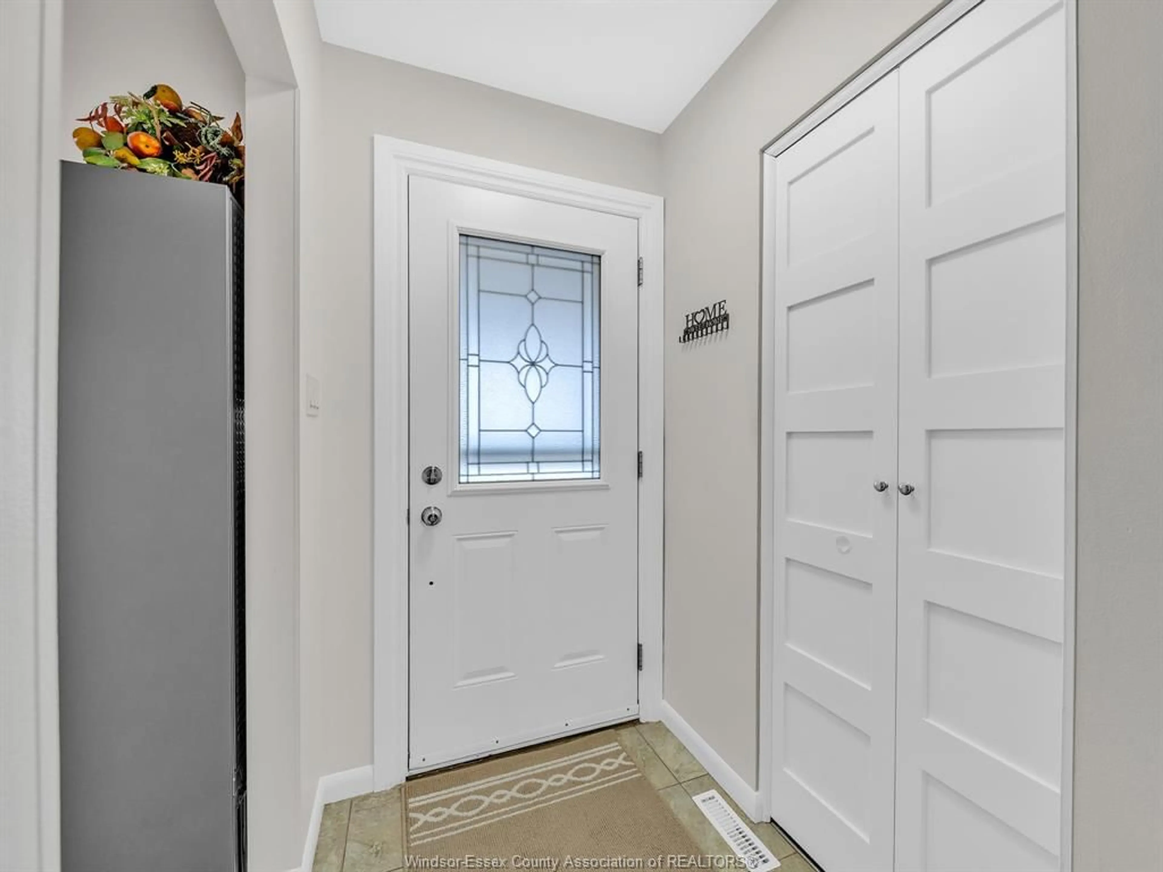 Indoor entryway for 1290 MATTHEW BRADY Blvd, Windsor Ontario N8S 3K4