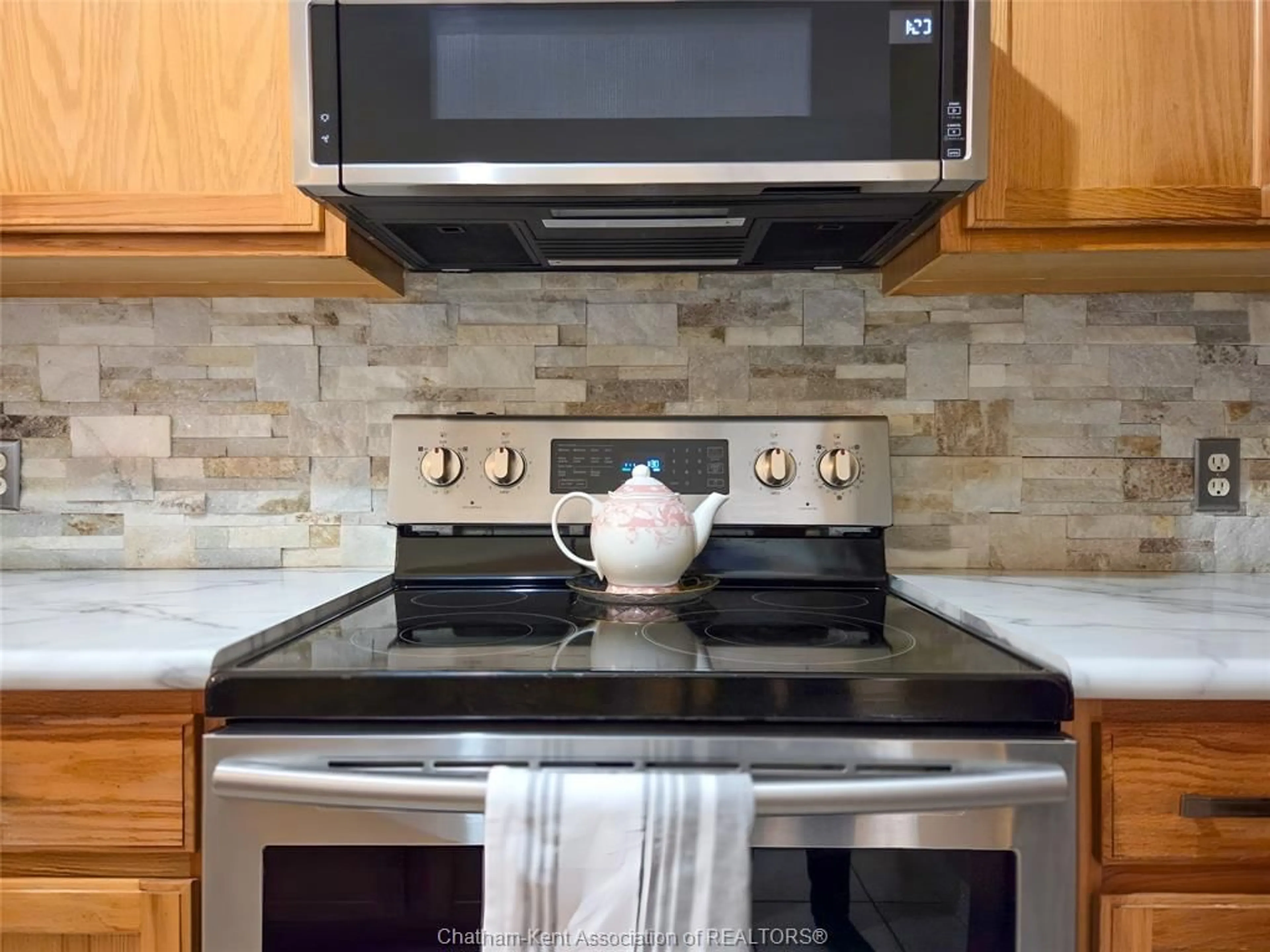 Standard kitchen, ceramic/tile floor for 10 Villa Crt, Chatham Ontario N7L 5P5