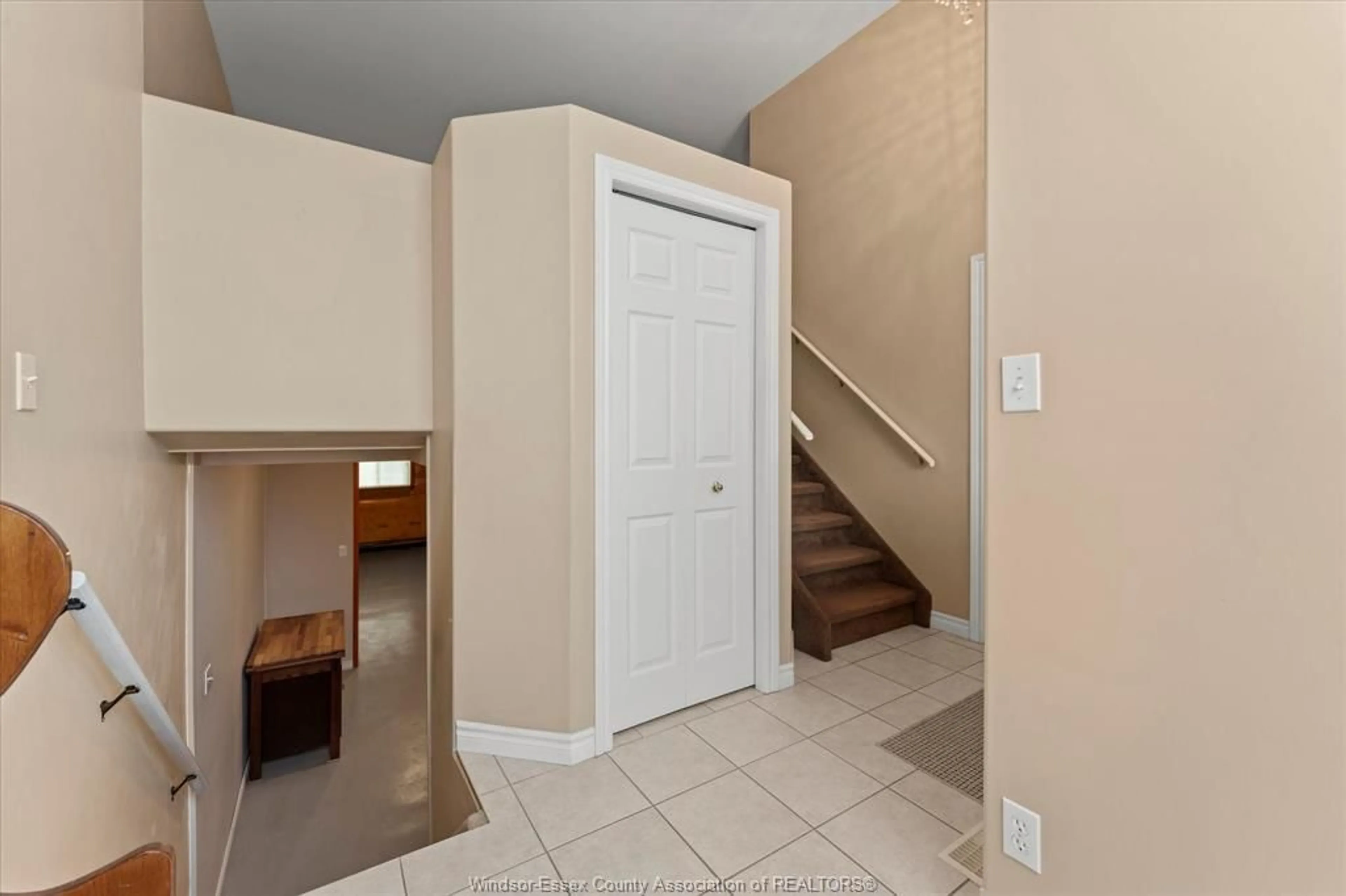 Indoor entryway for 2538 DUNESHILL, Windsor Ontario N8P 1Y2