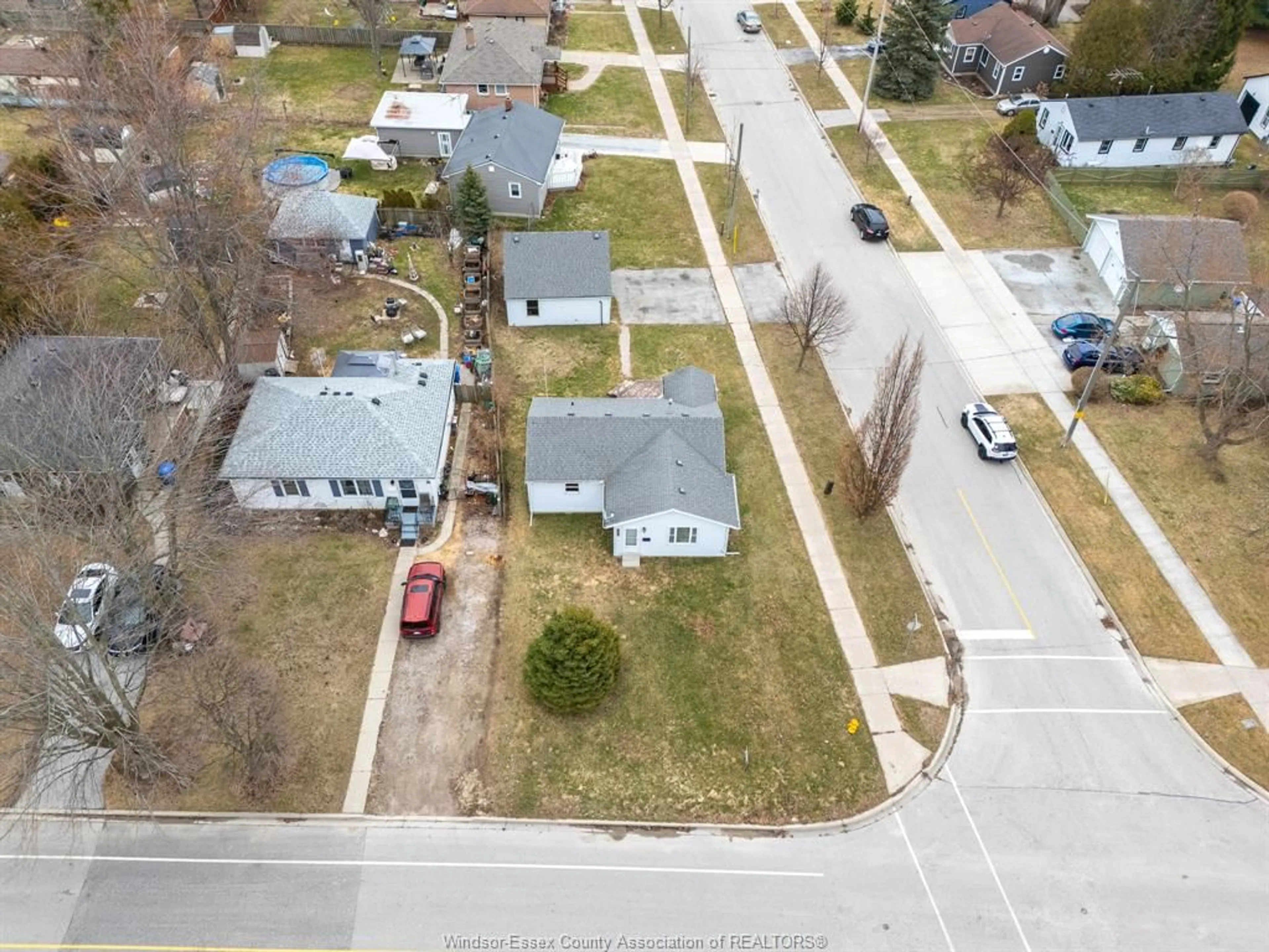 A pic from outside/outdoor area/front of a property/back of a property/a pic from drone, street for 247 LANSDOWNE Ave, Kingsville Ontario N9Y 1S7