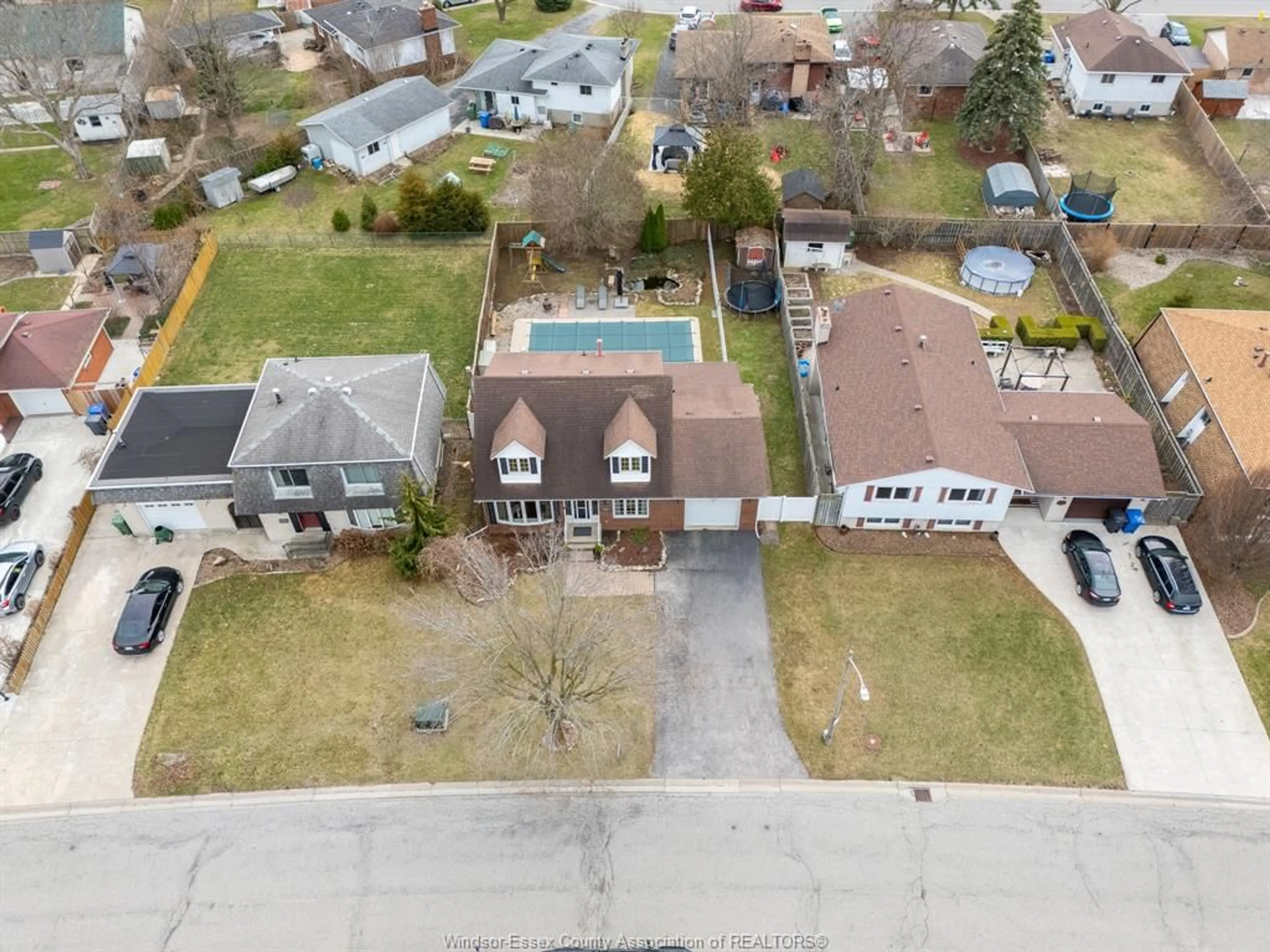 A pic from outside/outdoor area/front of a property/back of a property/a pic from drone, street for 477 Richmond St, Amherstburg Ontario N9V 3G3