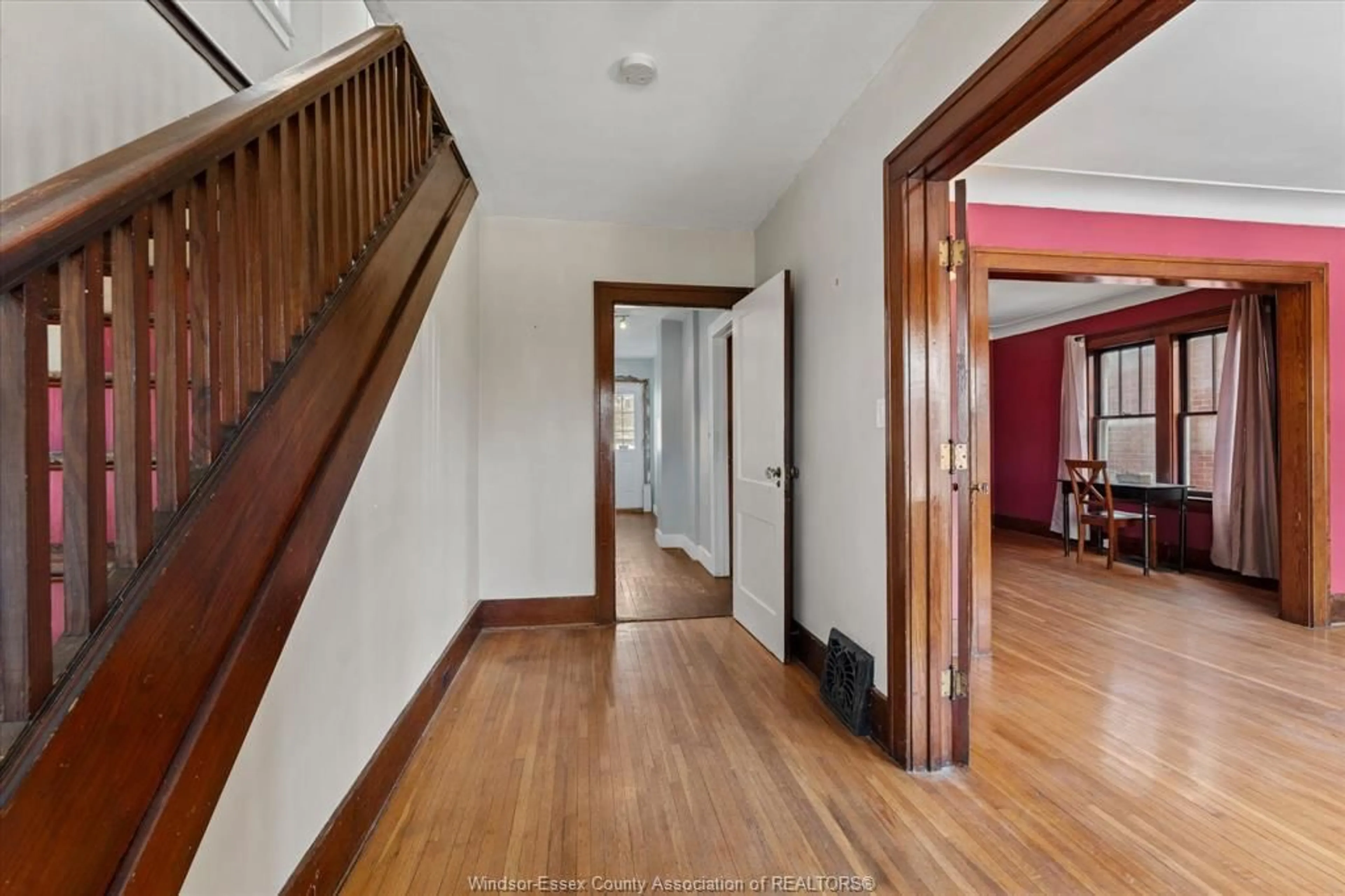 Indoor foyer for 1410 Benjamin Ave, Windsor Ontario N8X 4N1