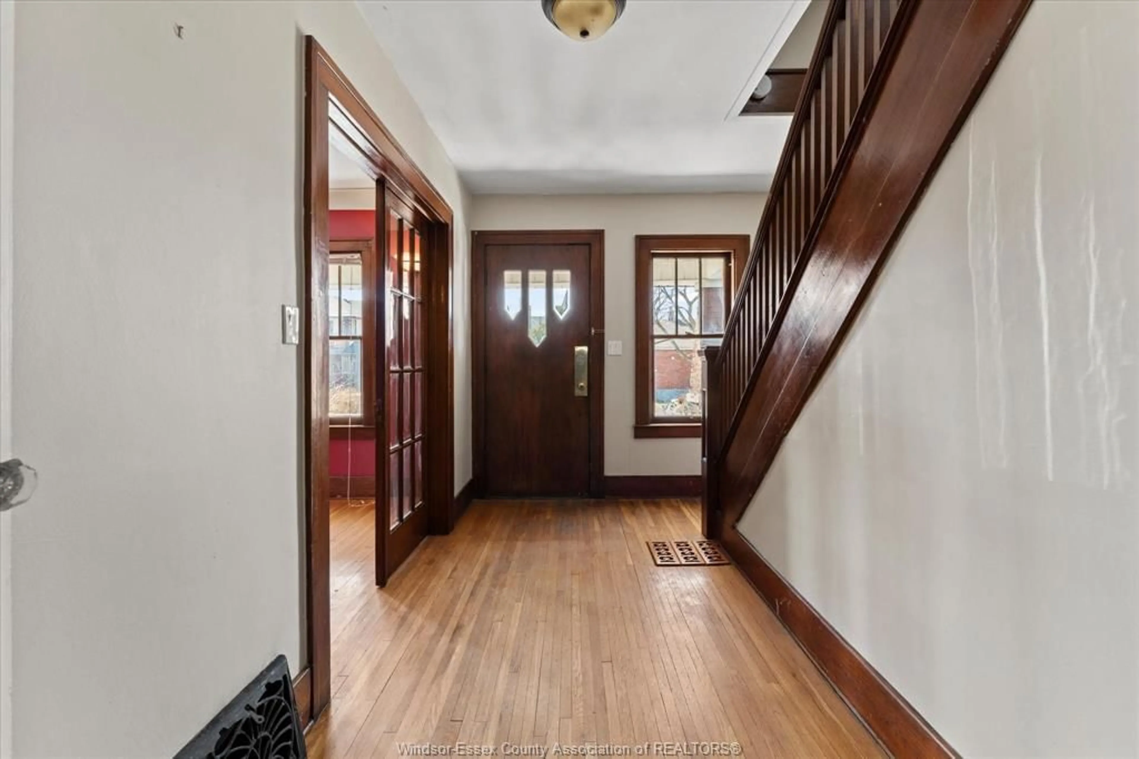 Indoor entryway for 1410 Benjamin Ave, Windsor Ontario N8X 4N1
