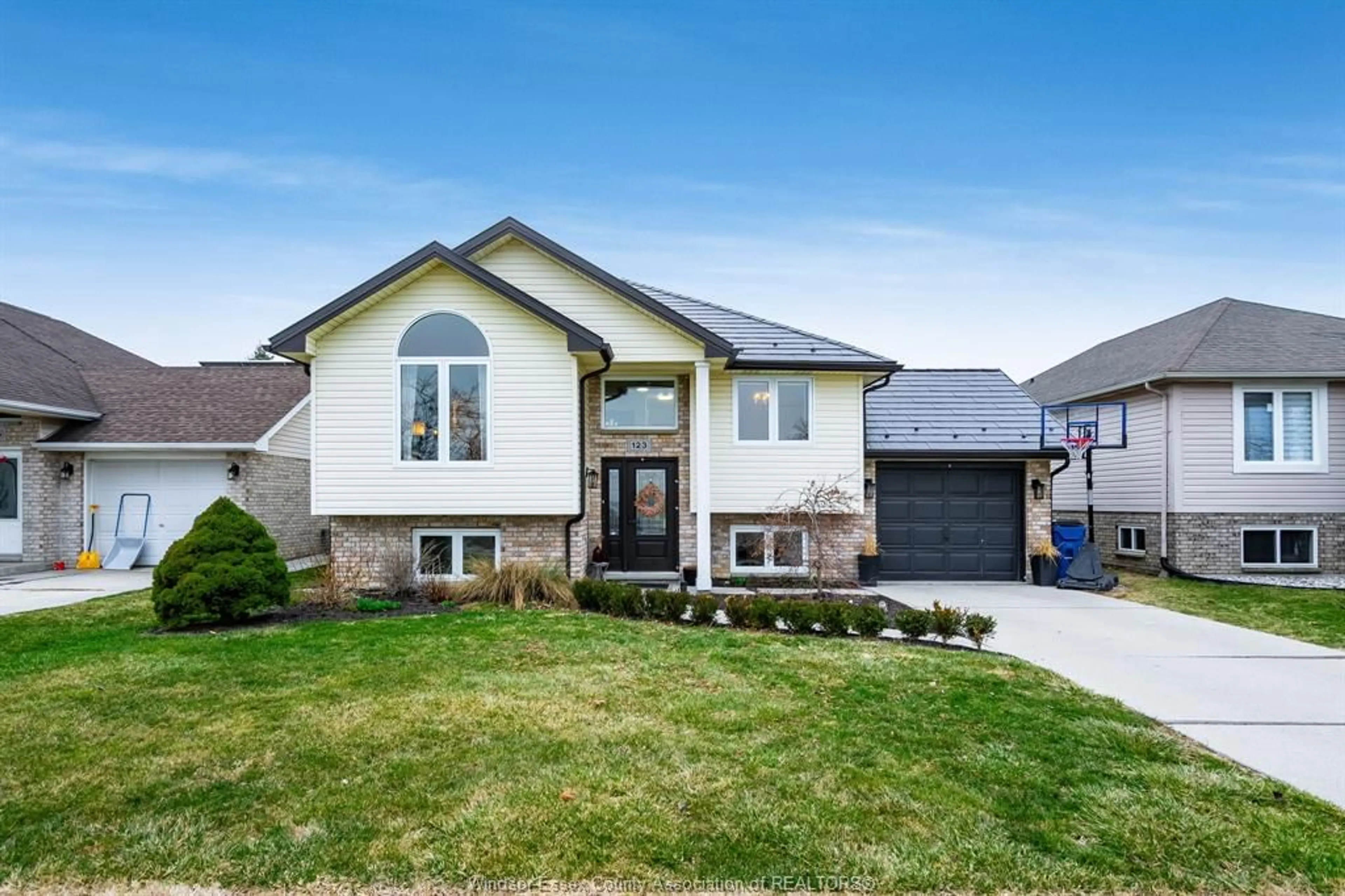 Home with vinyl exterior material, street for 123 Queen St, Tilbury Ontario N0P 2L0