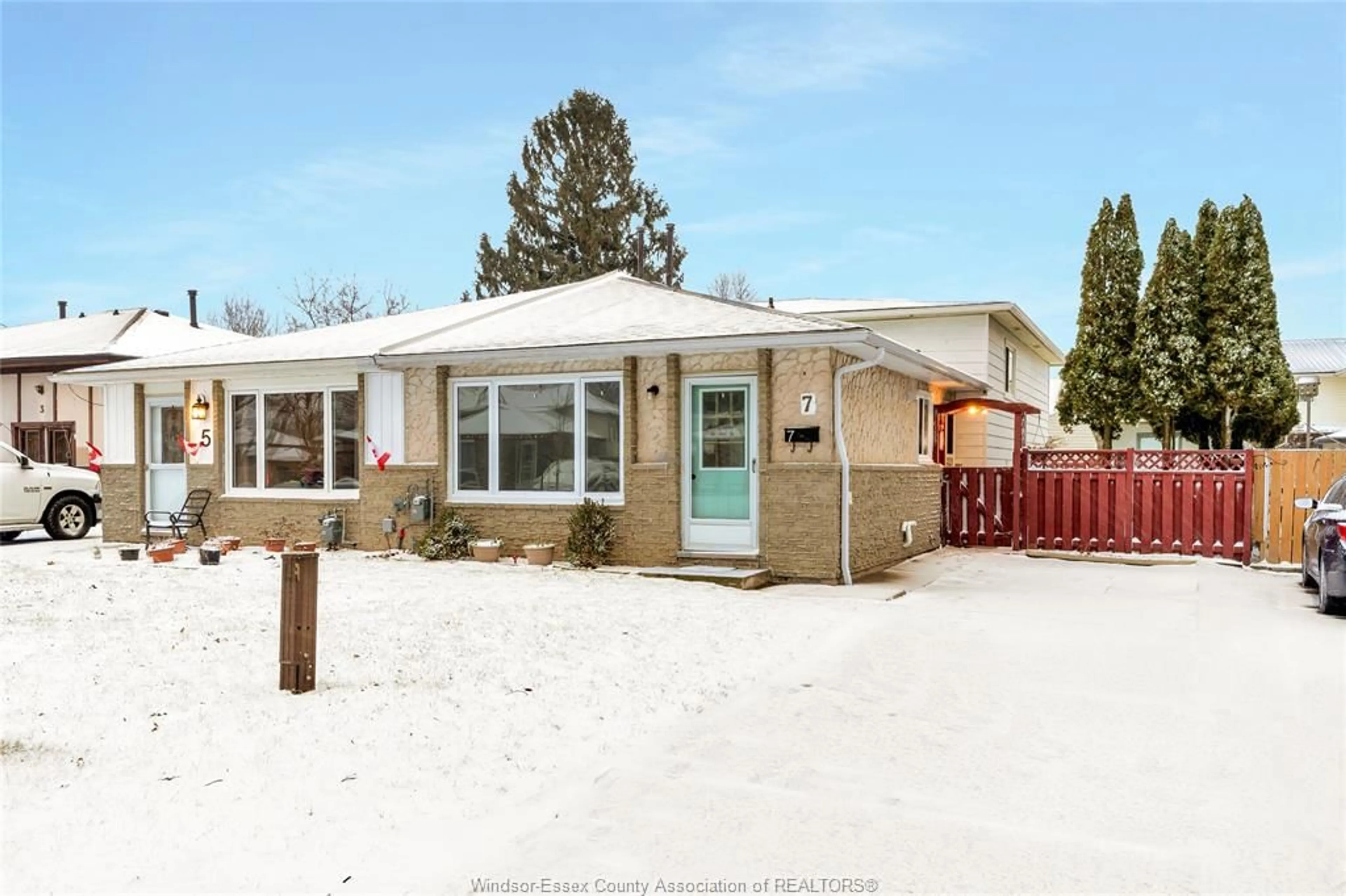 Home with vinyl exterior material, street for 7 SATINWOOD, Leamington Ontario N8H 4P1