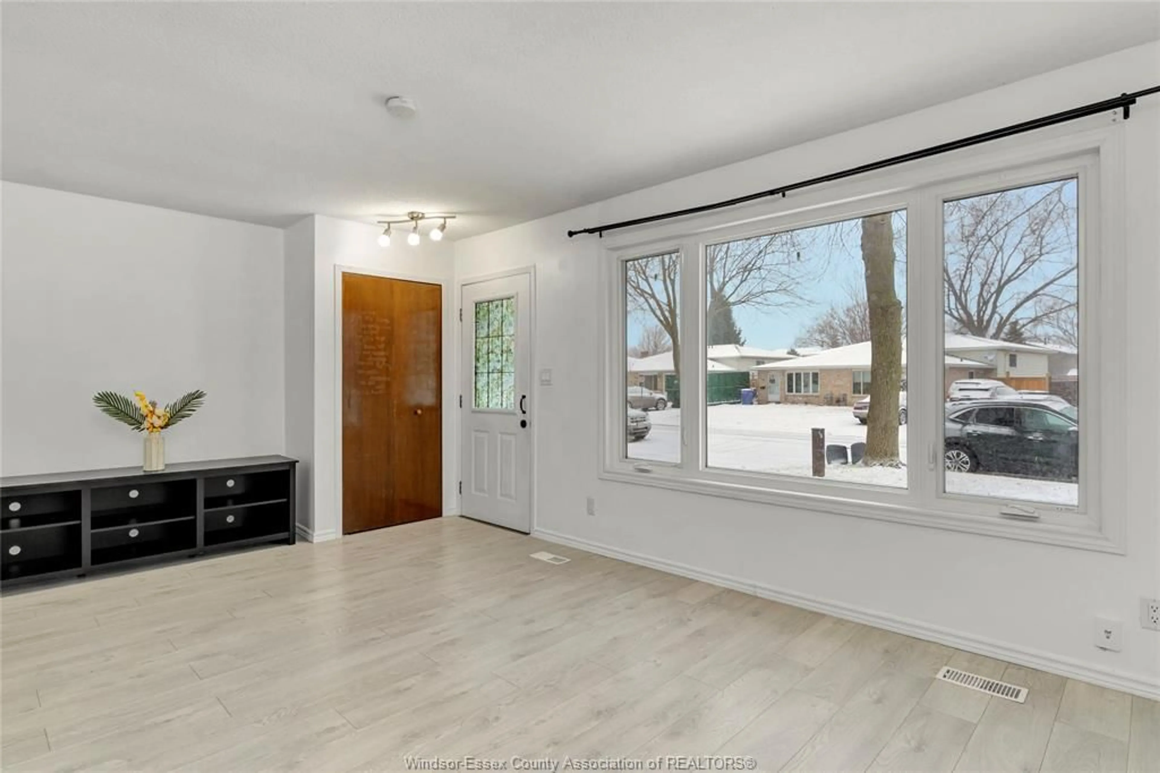 Indoor entryway for 7 SATINWOOD, Leamington Ontario N8H 4P1