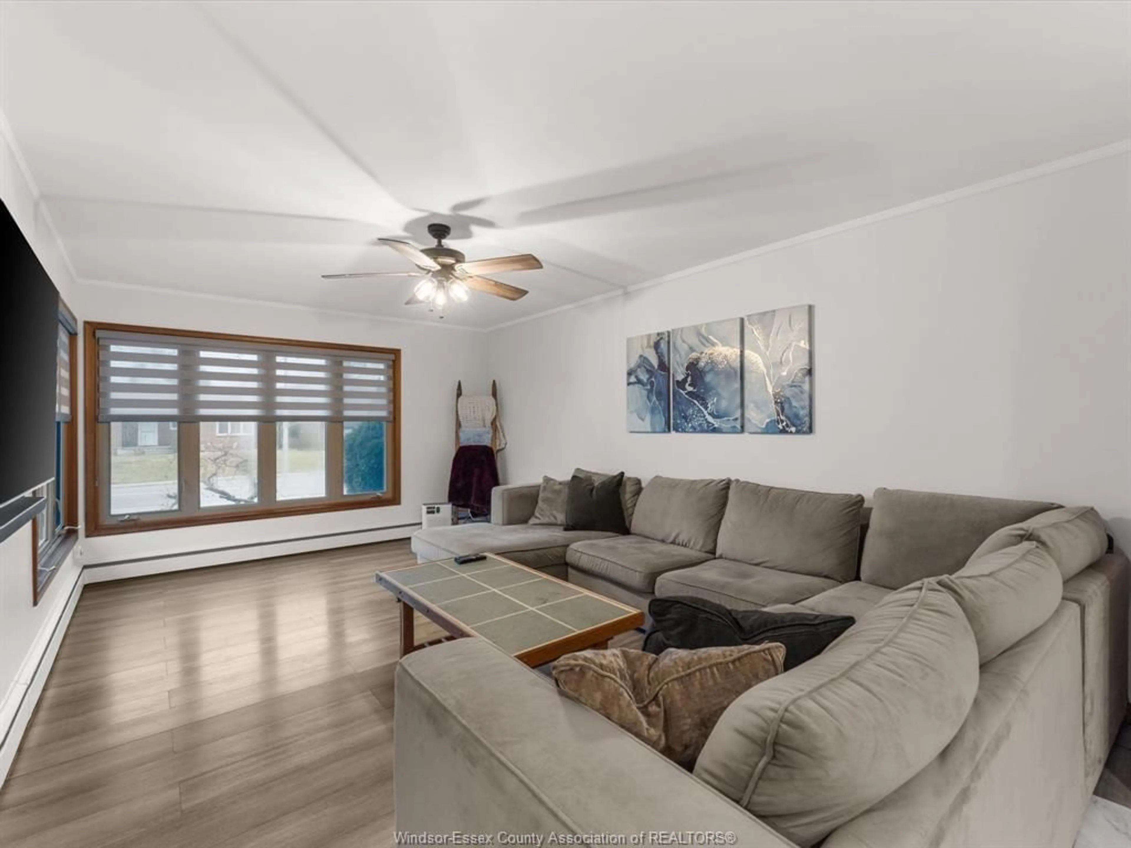 Living room with furniture, wood/laminate floor for 14 LORNE Ave, Leamington Ontario N8H 2H7