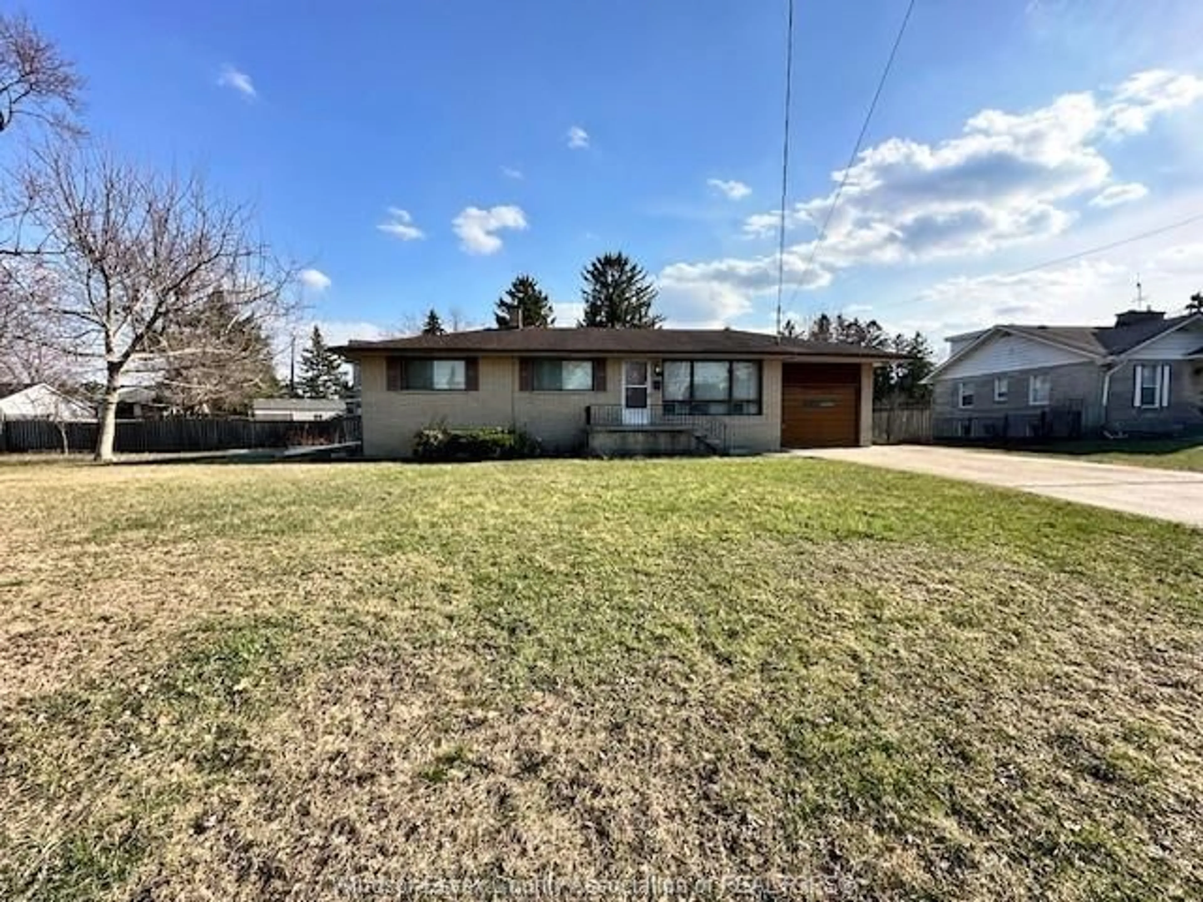 A pic from outside/outdoor area/front of a property/back of a property/a pic from drone, street for 921 KENNEDY Dr, Windsor Ontario N9G 1T2