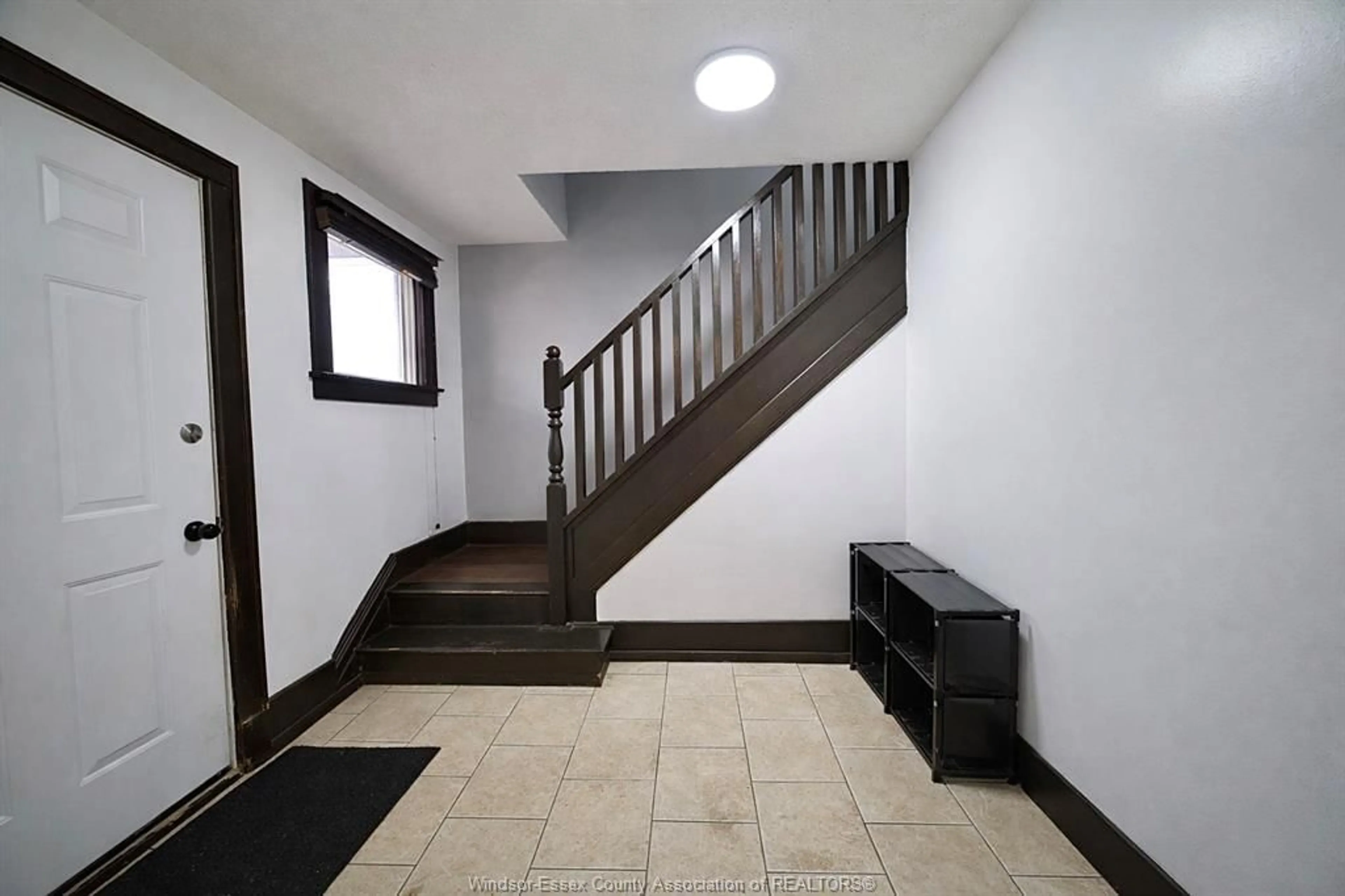 Indoor foyer for 3463 HARRIS St, Windsor Ontario N9C 1N6