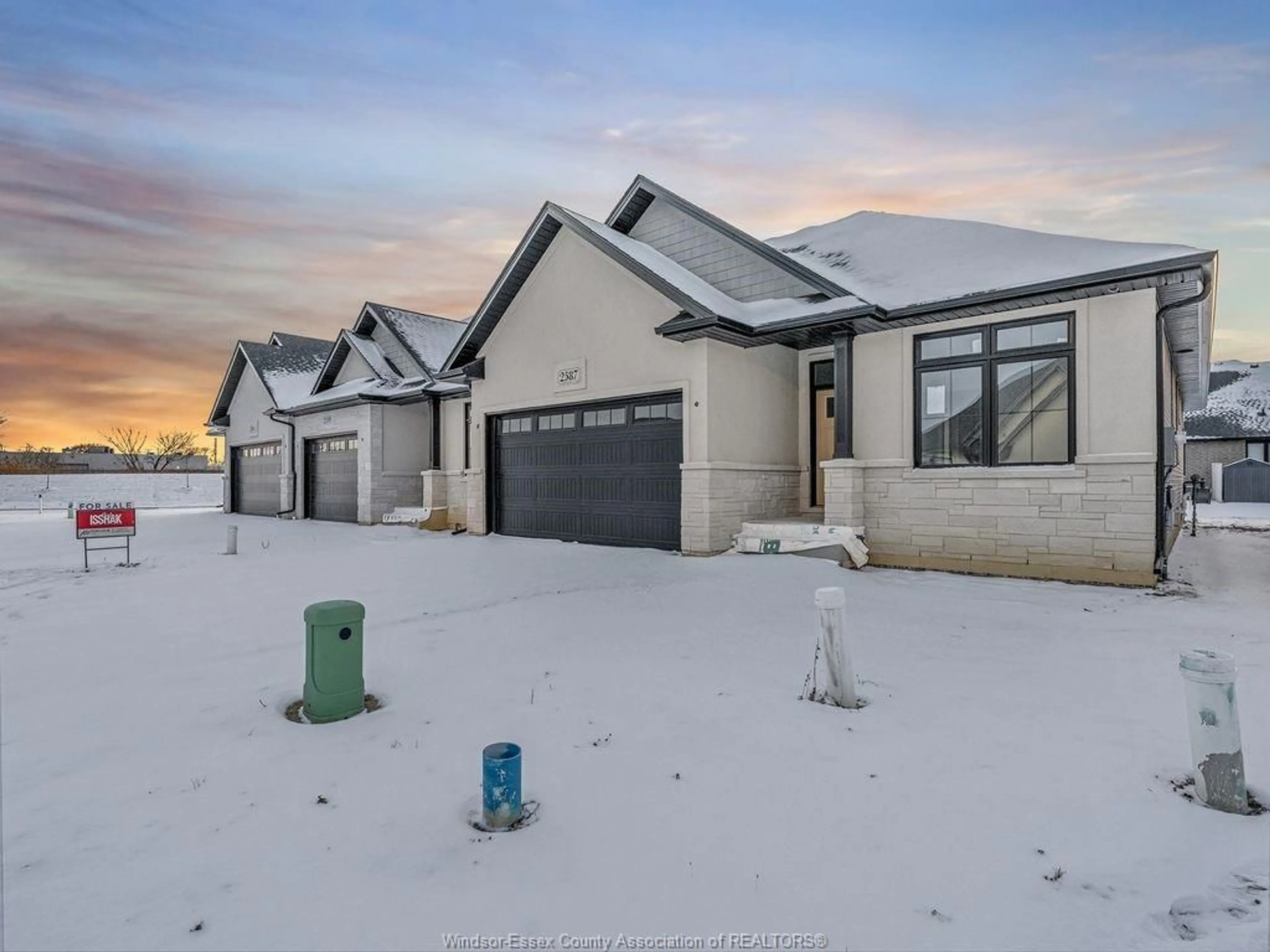 A pic from outside/outdoor area/front of a property/back of a property/a pic from drone, street for 2587 BARKLEY Ave, Windsor Ontario N8P 0E9