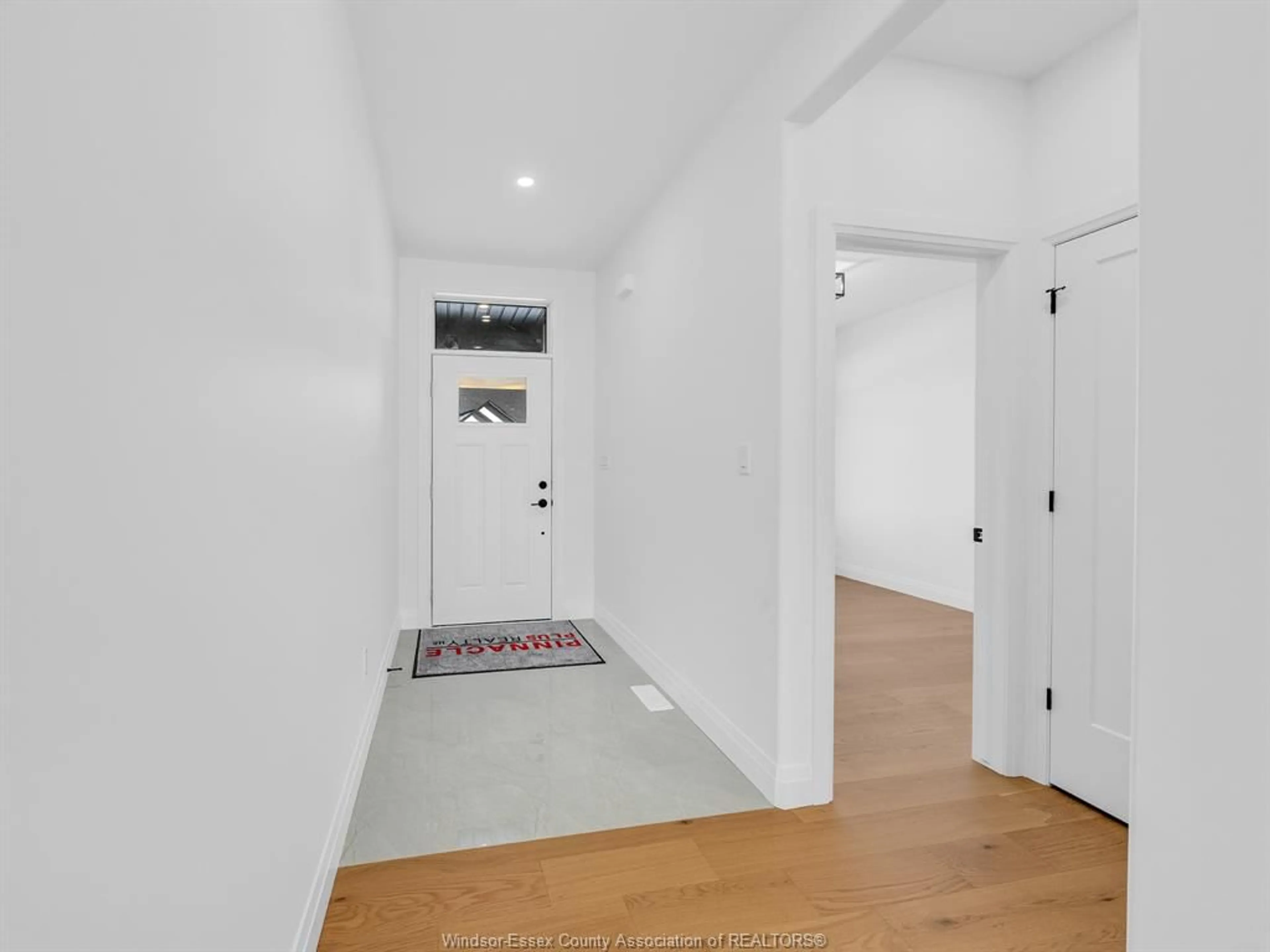 Indoor foyer for 2587 BARKLEY Ave, Windsor Ontario N8P 0E9