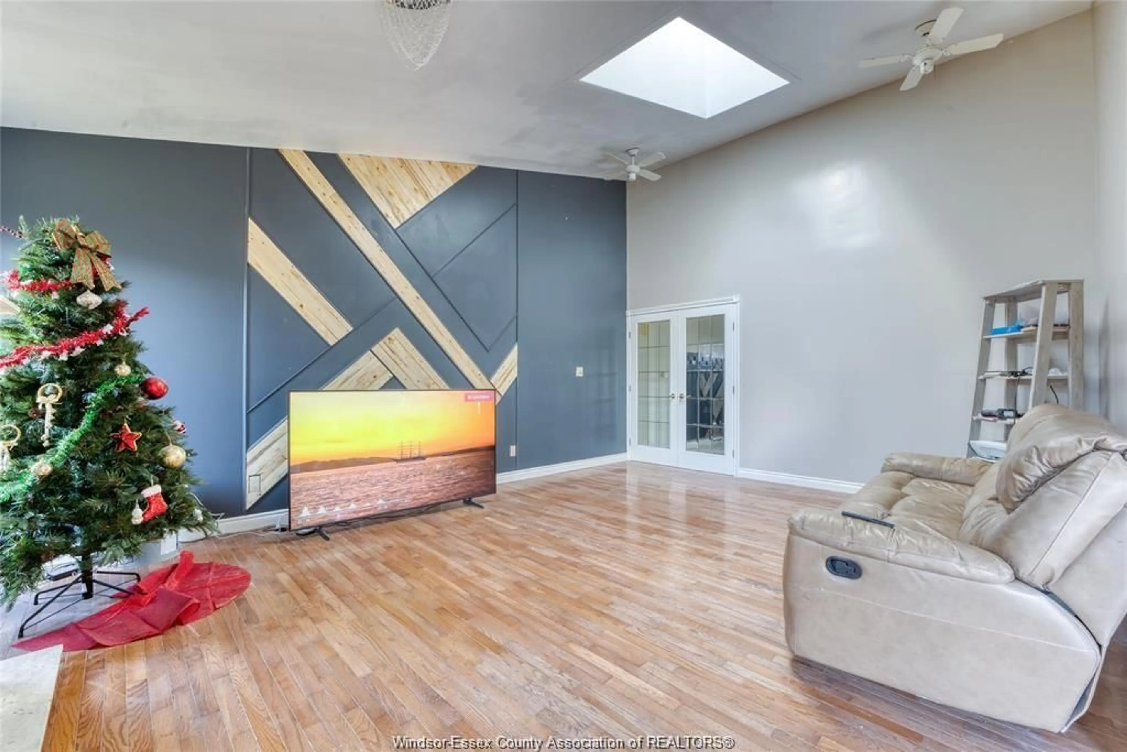 Indoor foyer for 56 ROSE Ave, Tilbury Ontario N0P 2L0