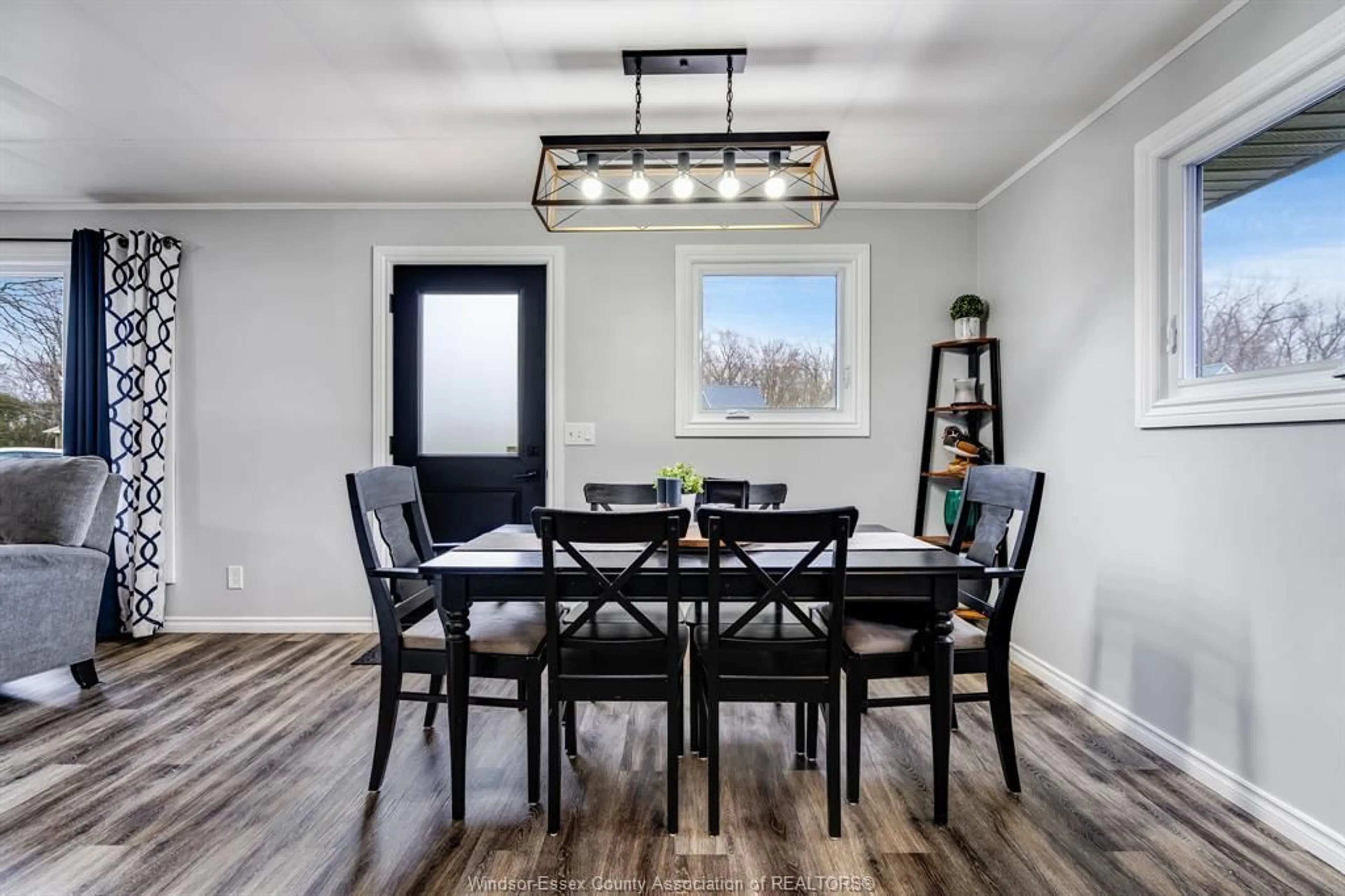 Dining room, wood/laminate floor for 7015 Main St, Comber Ontario N0P 1J0