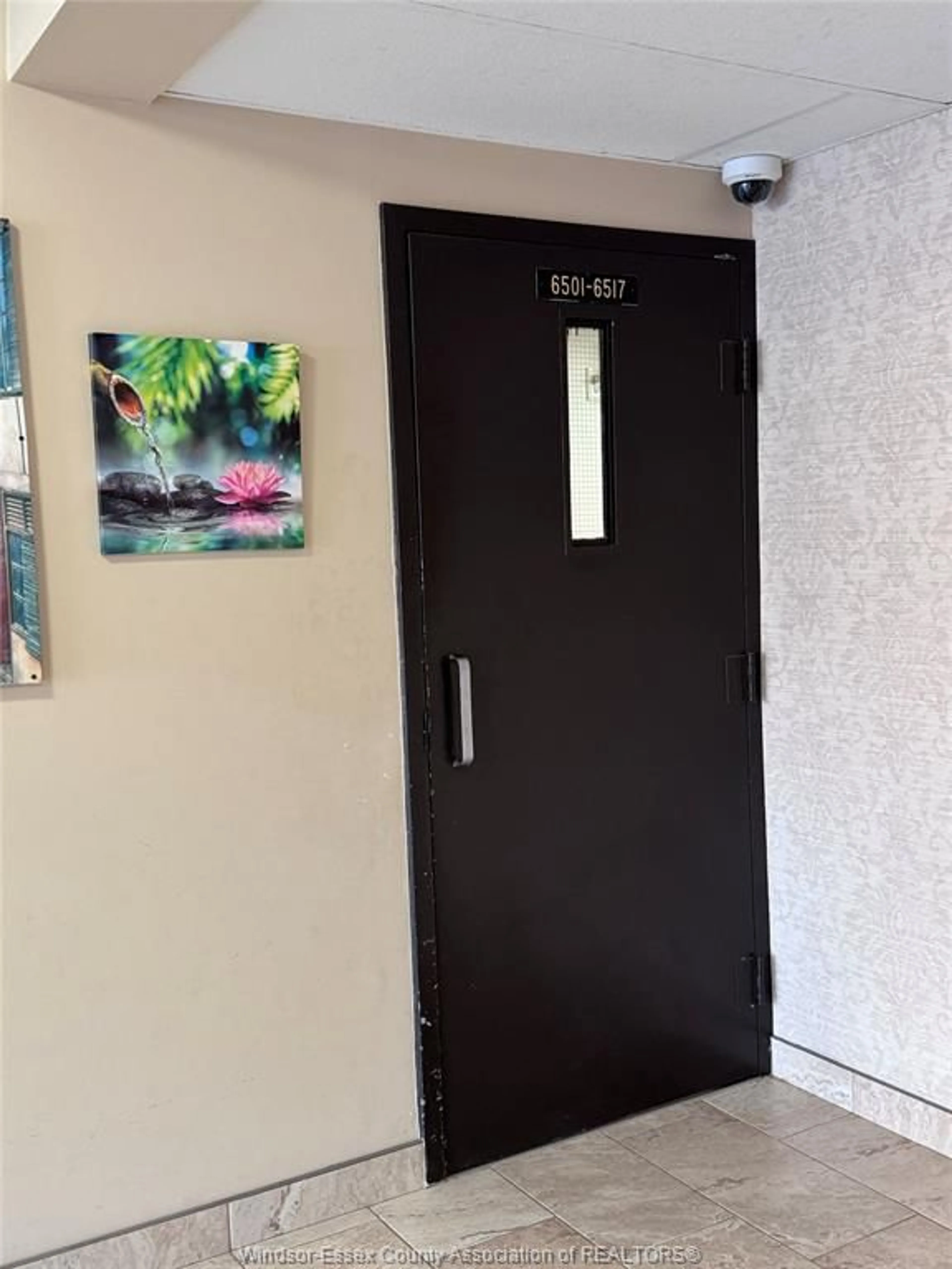 Indoor foyer for 6513 THORNBERRY Cres, Windsor Ontario N8T 3A6