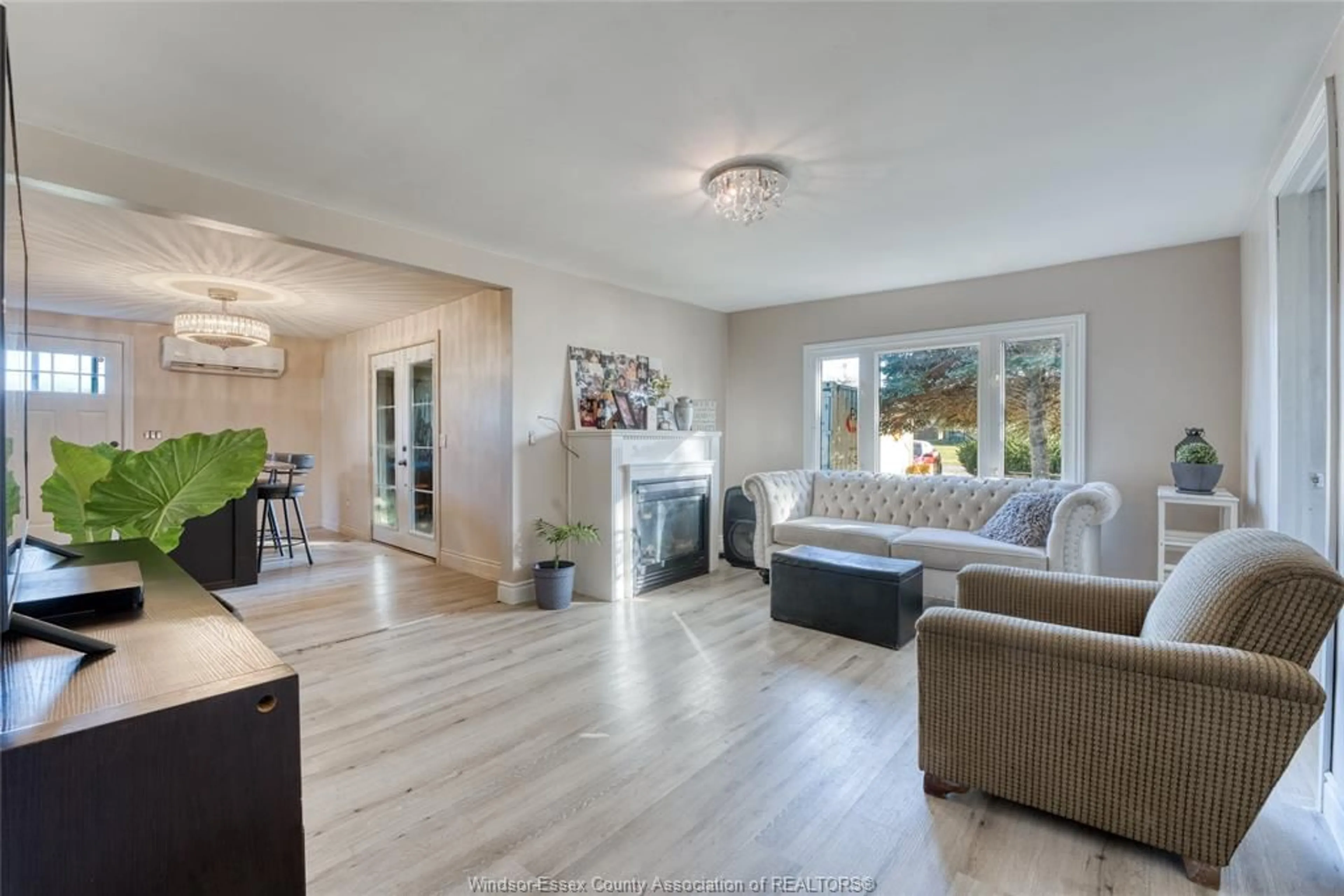 Living room with furniture, wood/laminate floor for 625 SYDENHAM St, Colchester Ontario N0R 1G0