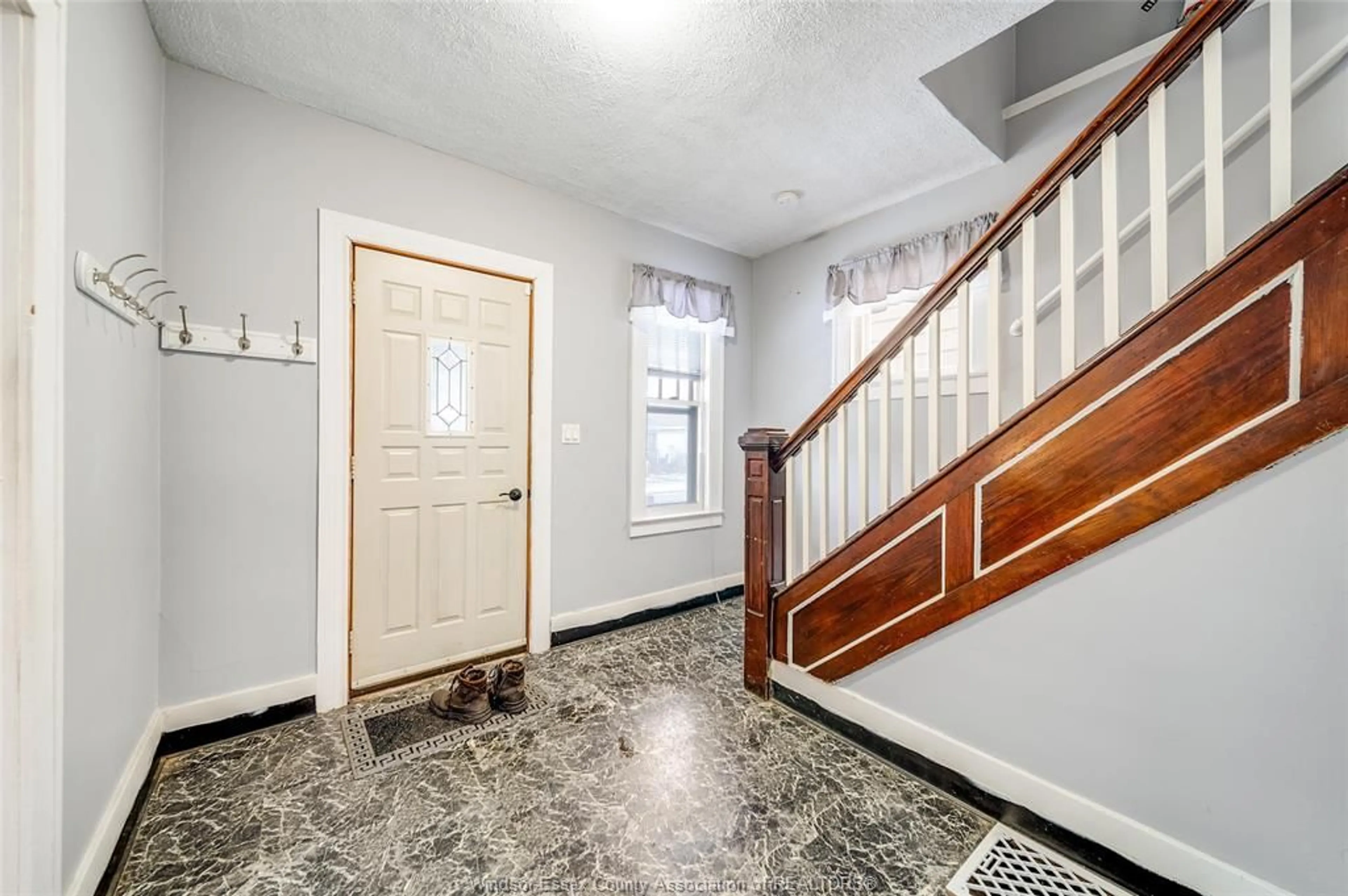 Indoor foyer for 1088 HICKORY, Windsor Ontario N8Y 3S1
