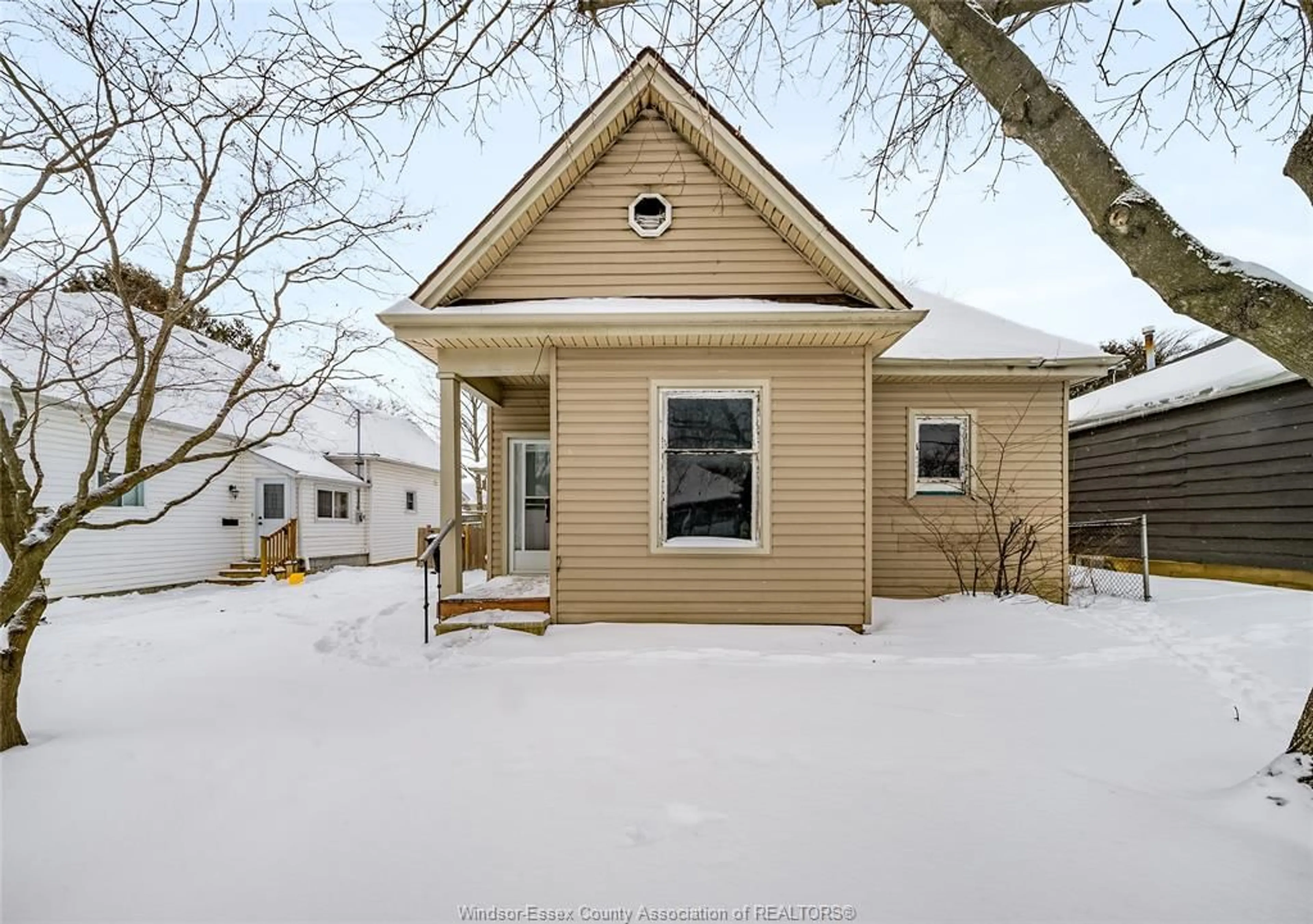 Home with vinyl exterior material, street for 158 WEST St, Chatham Ontario N7M 2R8