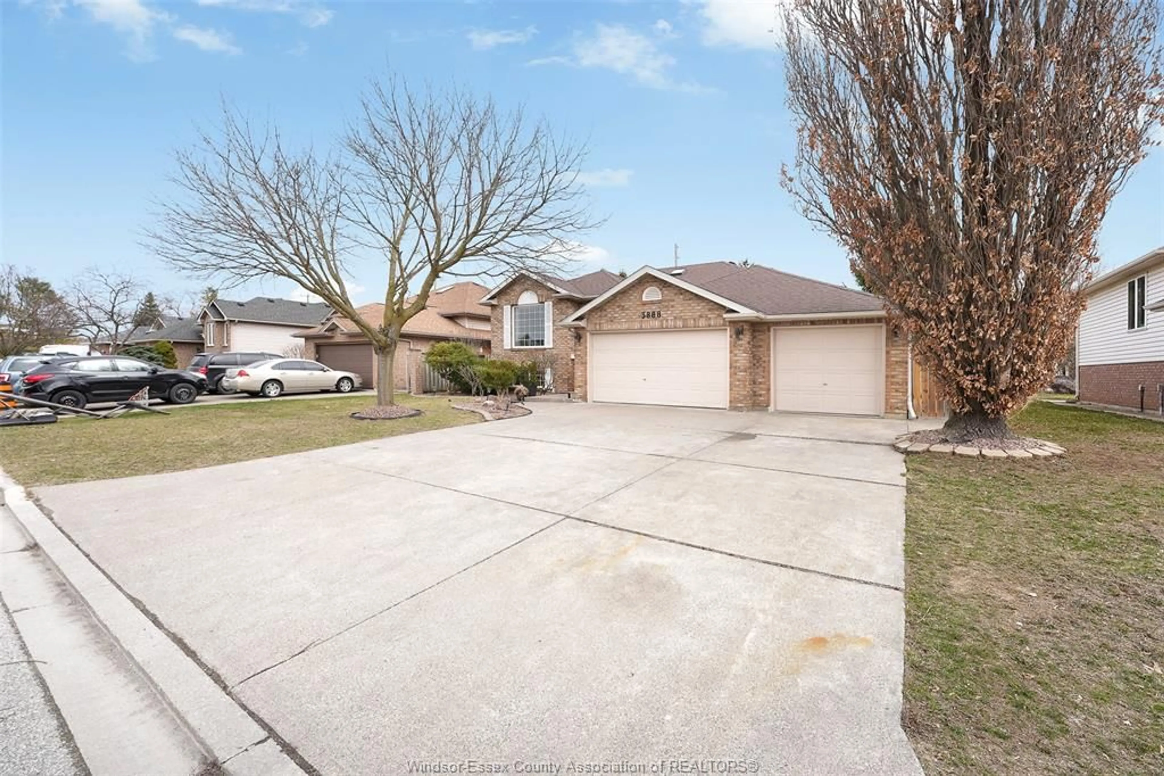 A pic from outside/outdoor area/front of a property/back of a property/a pic from drone, street for 3888 ARISTOTLE Cres, Windsor Ontario N9G 2N9