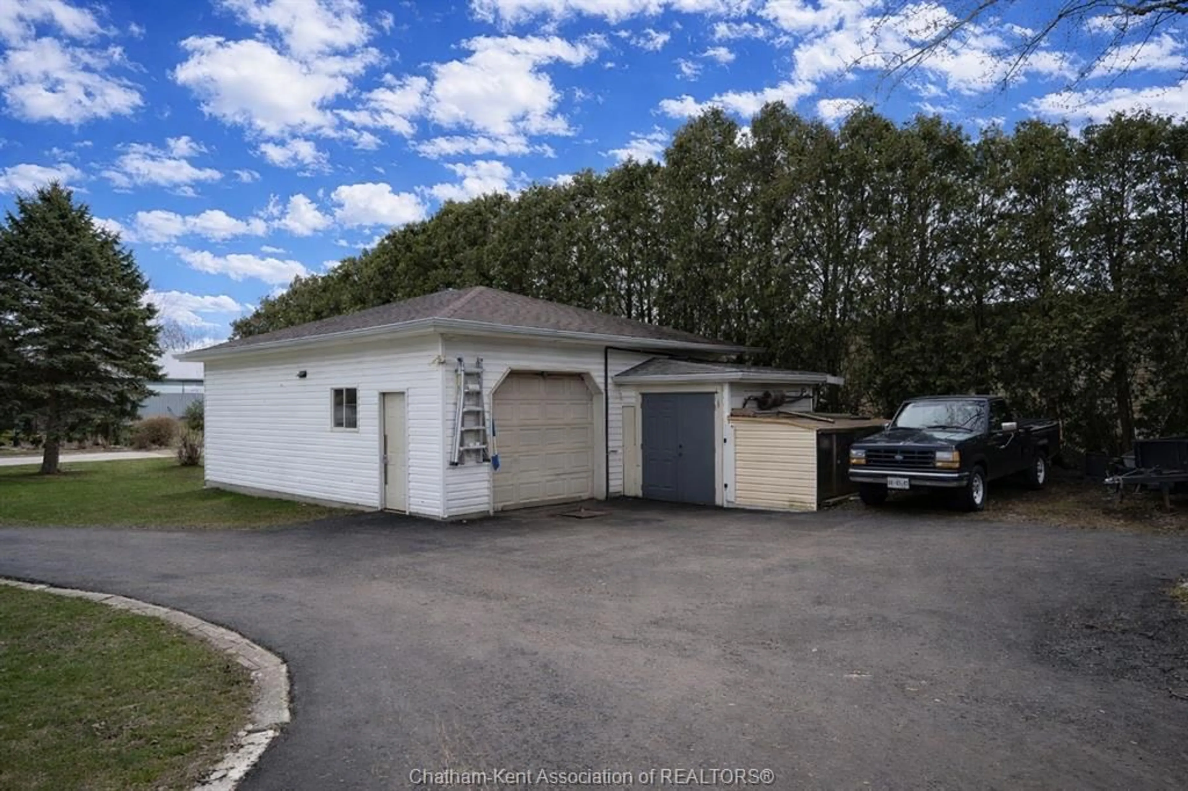 Indoor garage for 418 Talbot St, Blenheim Ontario N0P 1A0