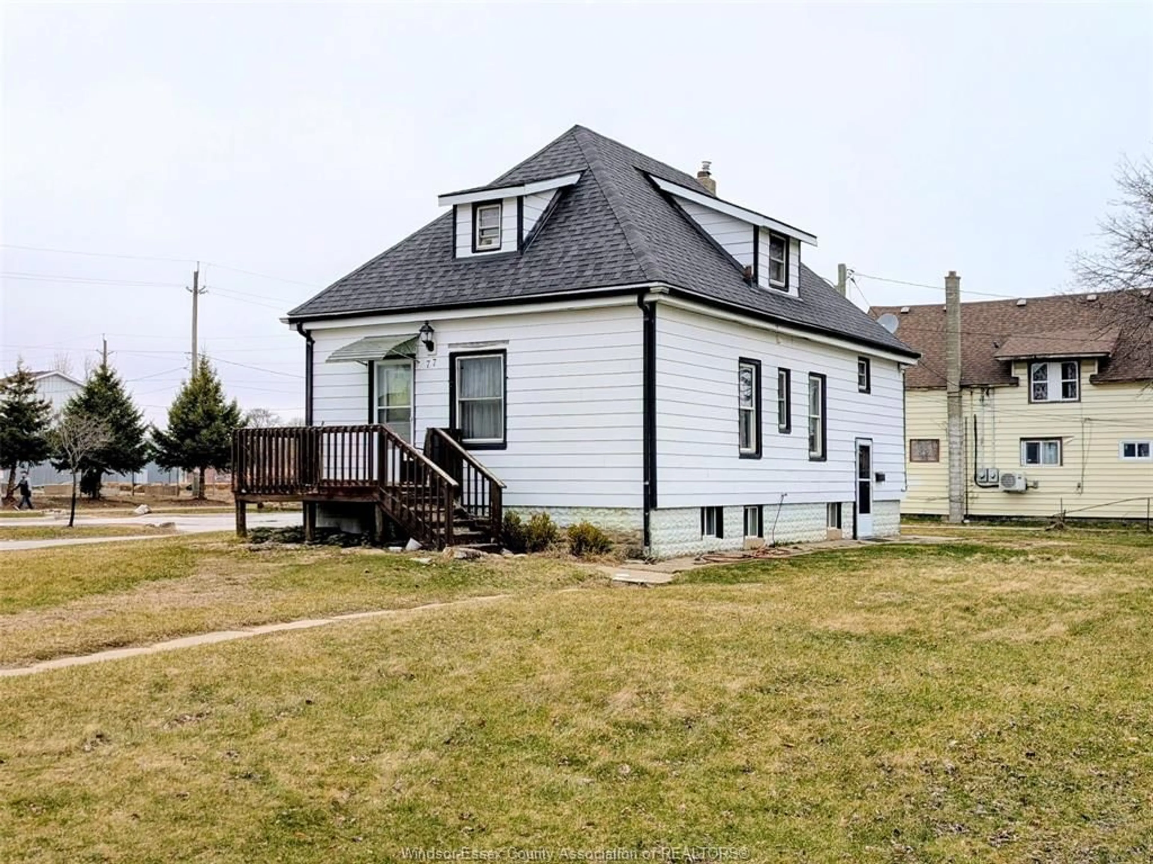 Home with vinyl exterior material, street for 77 ASKEW, Leamington Ontario N8H 1Y1