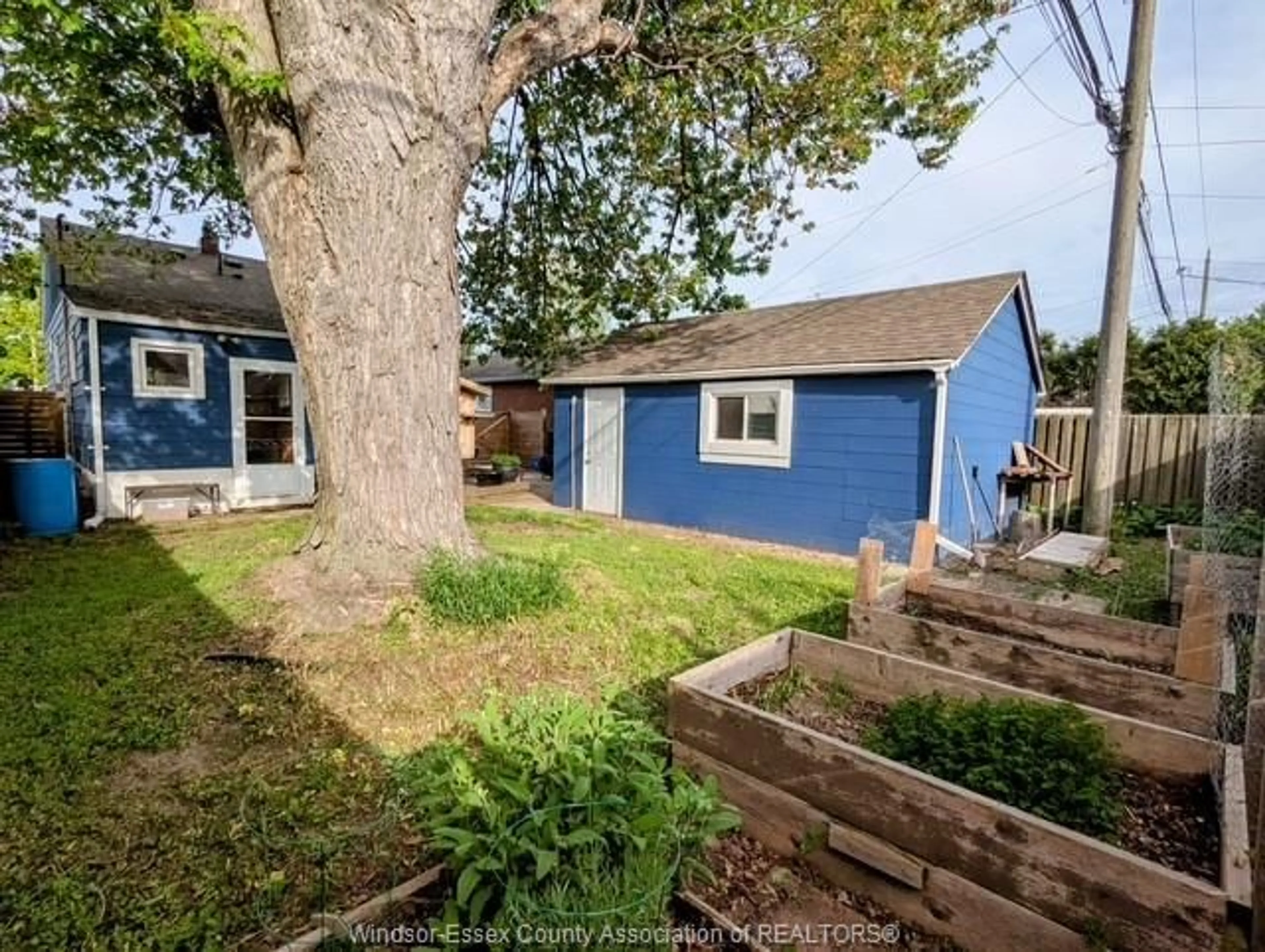 A pic from outside/outdoor area/front of a property/back of a property/a pic from drone, street for 2179 FOREST Ave, Windsor Ontario N8W 2G4