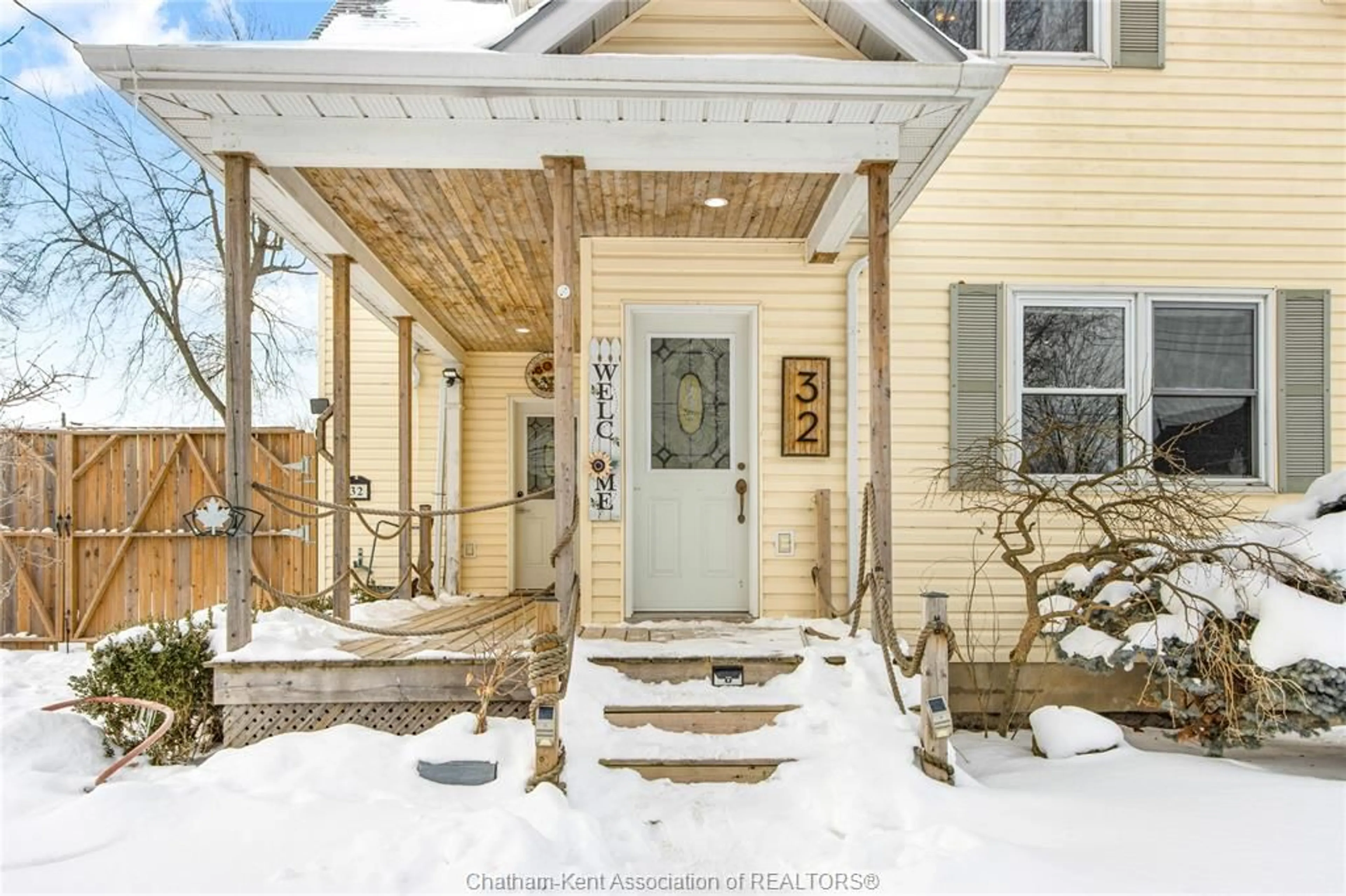 Indoor entryway for 32 HALL St, Blenheim Ontario N0P 1A0