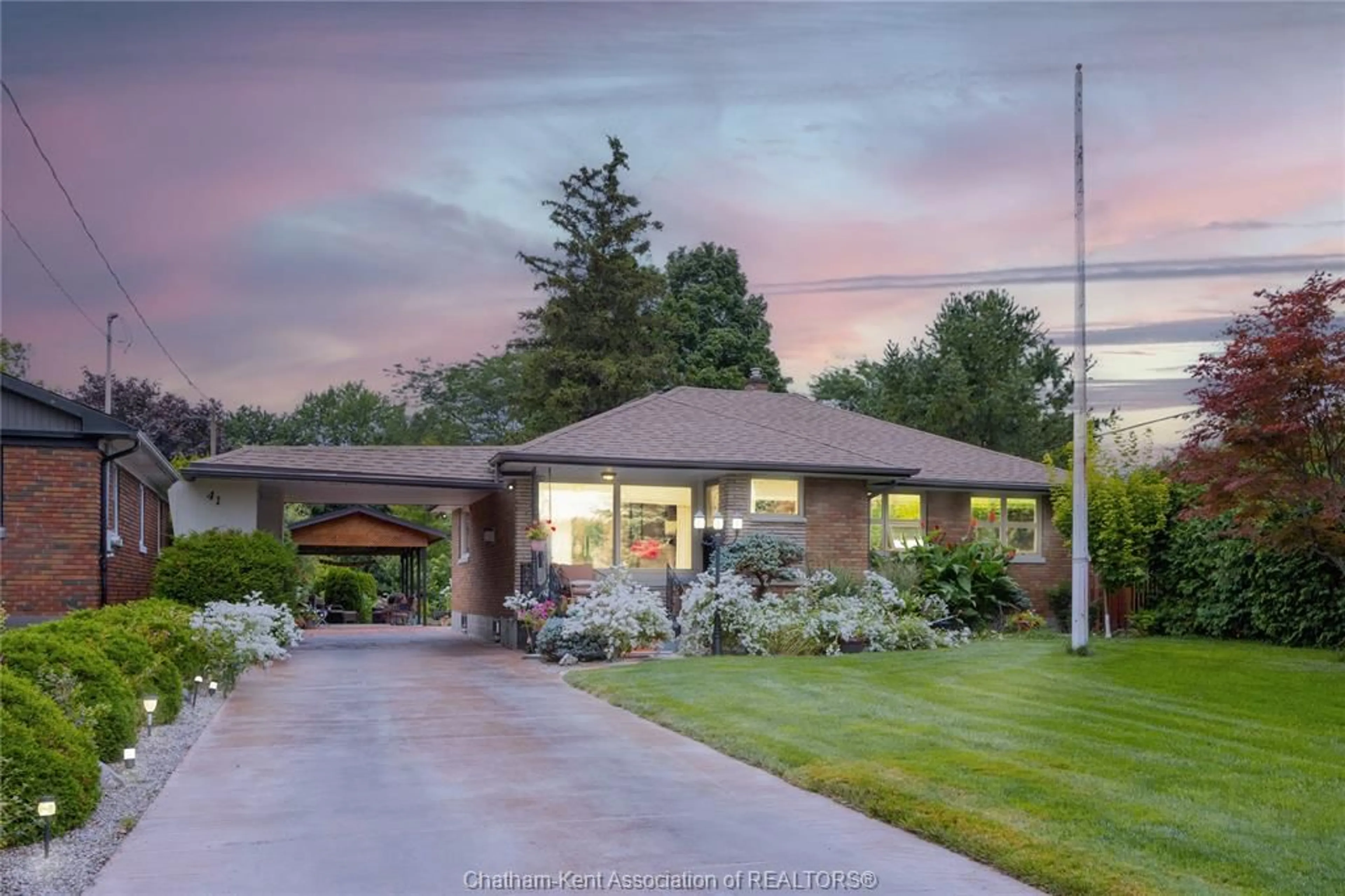 A pic from outside/outdoor area/front of a property/back of a property/a pic from drone, street for 41 MAPLE St, Chatham Ontario N7L 2E5