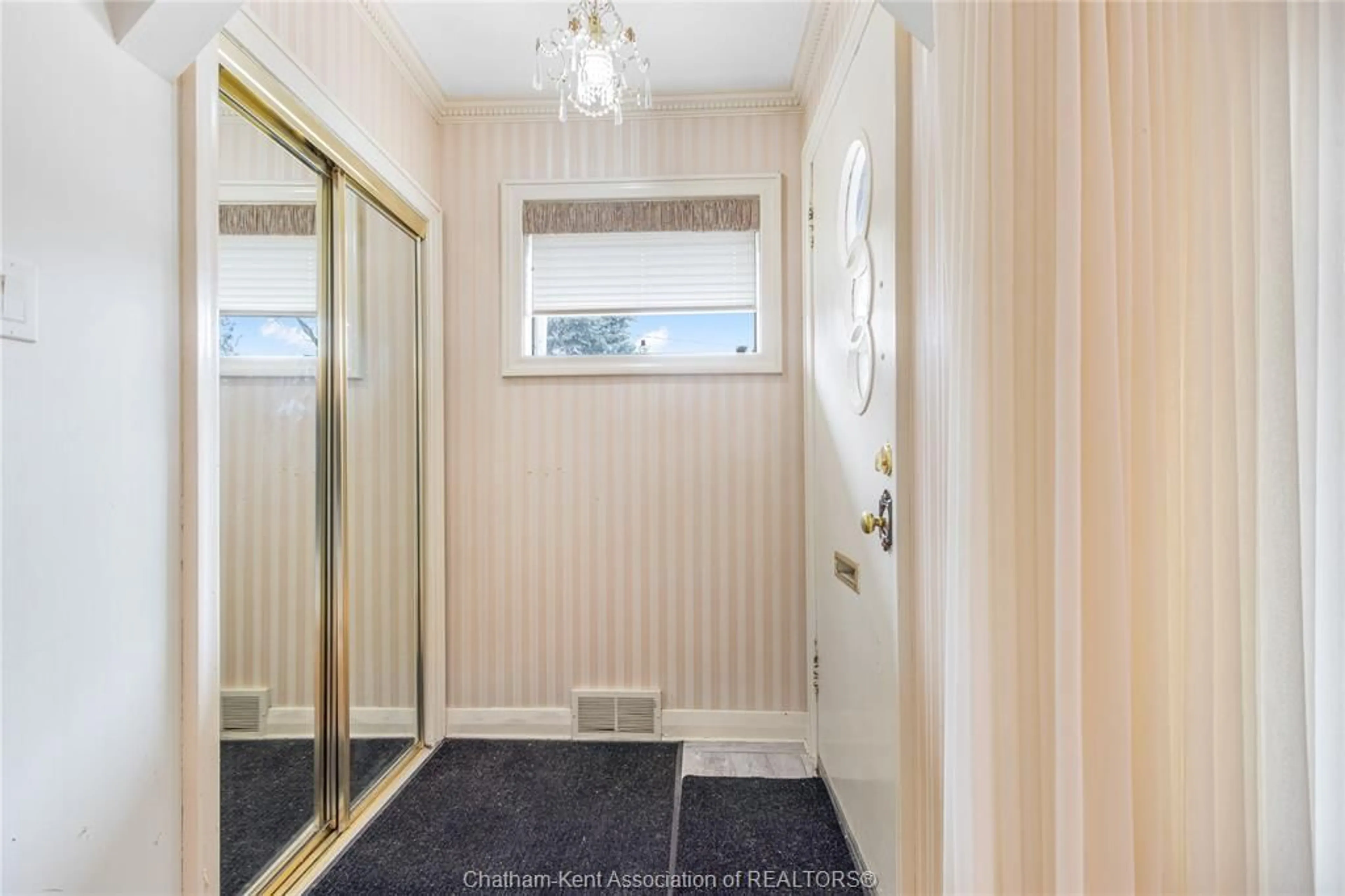 Indoor entryway for 41 MAPLE St, Chatham Ontario N7L 2E5