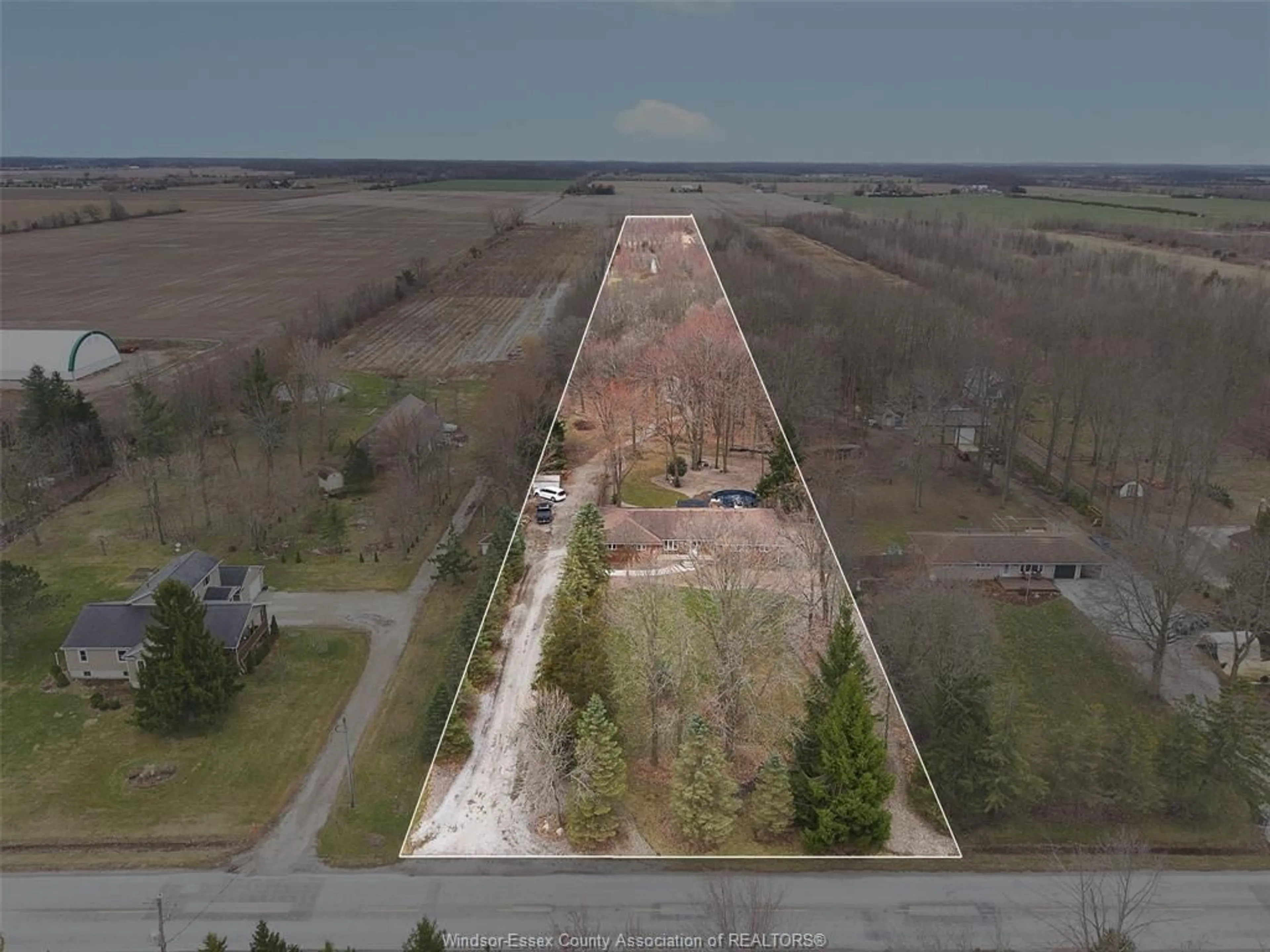 A pic from outside/outdoor area/front of a property/back of a property/a pic from drone, building for 9907 Concession #9 Rd, Essex Ontario N8M 2X5