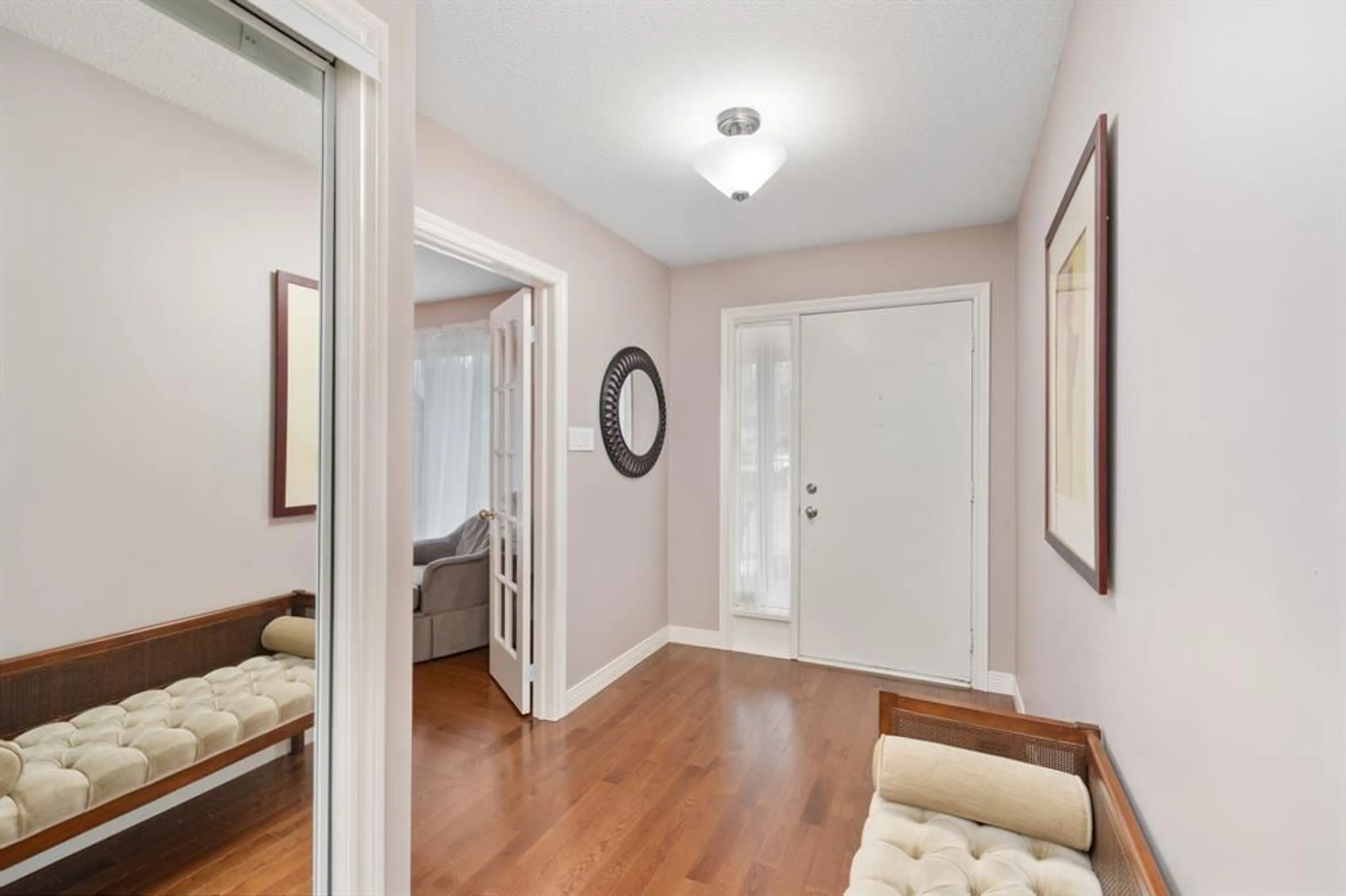 Indoor entryway for 912 VARSITY Cres, Sarnia Ontario N7S 4W2