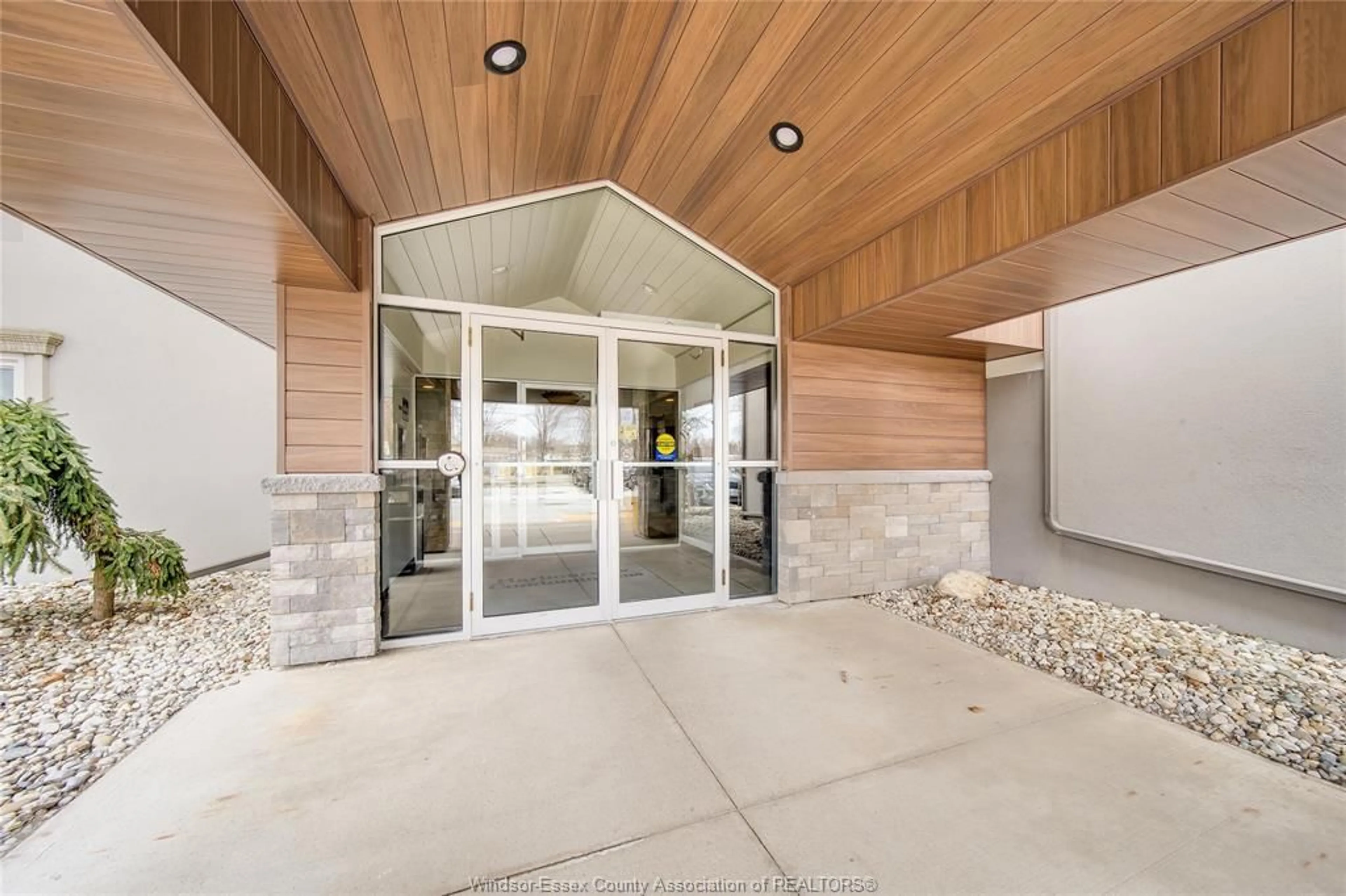 Indoor foyer for 44 ROBSON RD #216, Leamington Ontario N8H 5E4