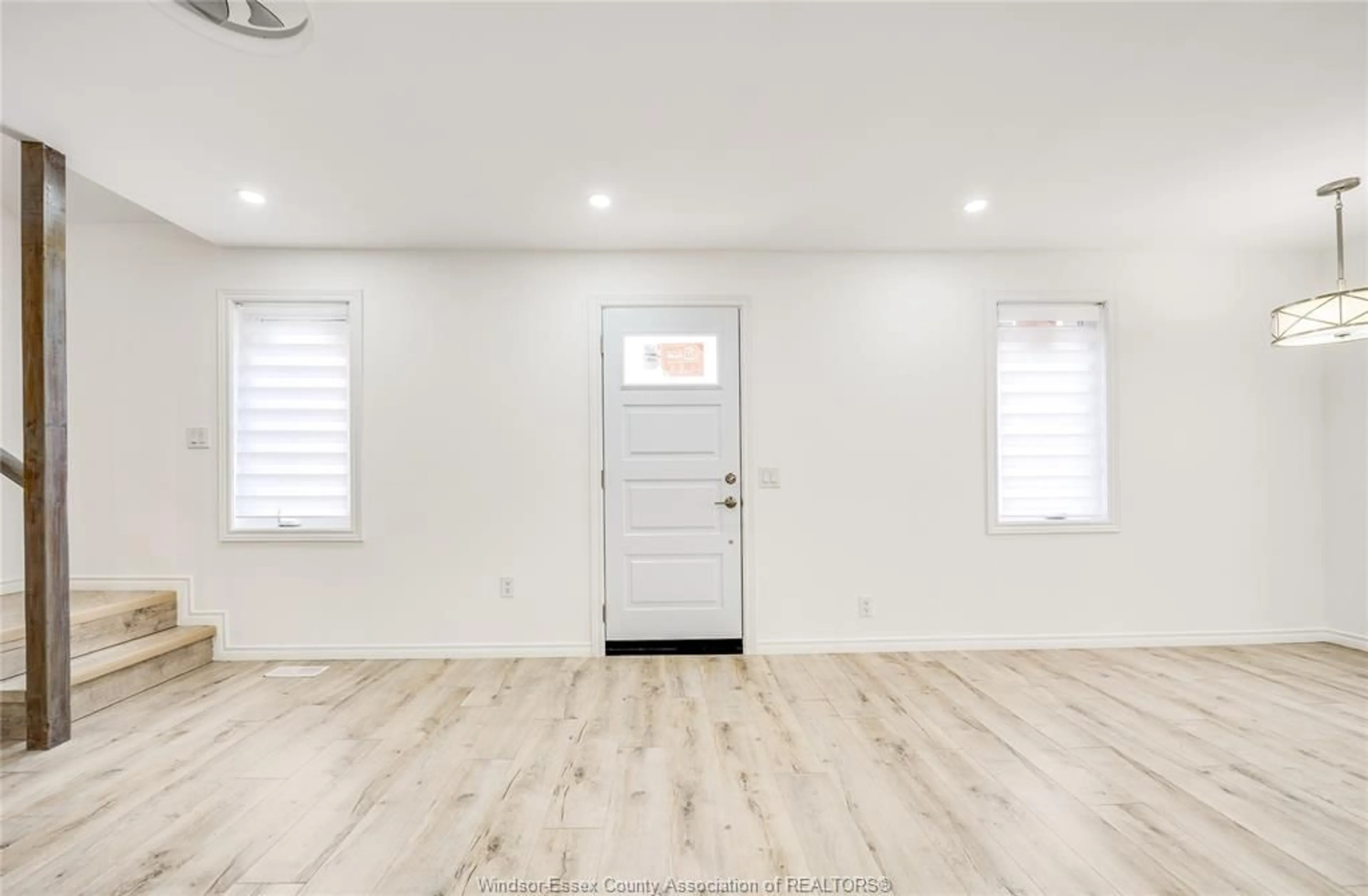 Indoor entryway for 699 ALEXANDRINE St, Windsor Ontario N8X 3C1