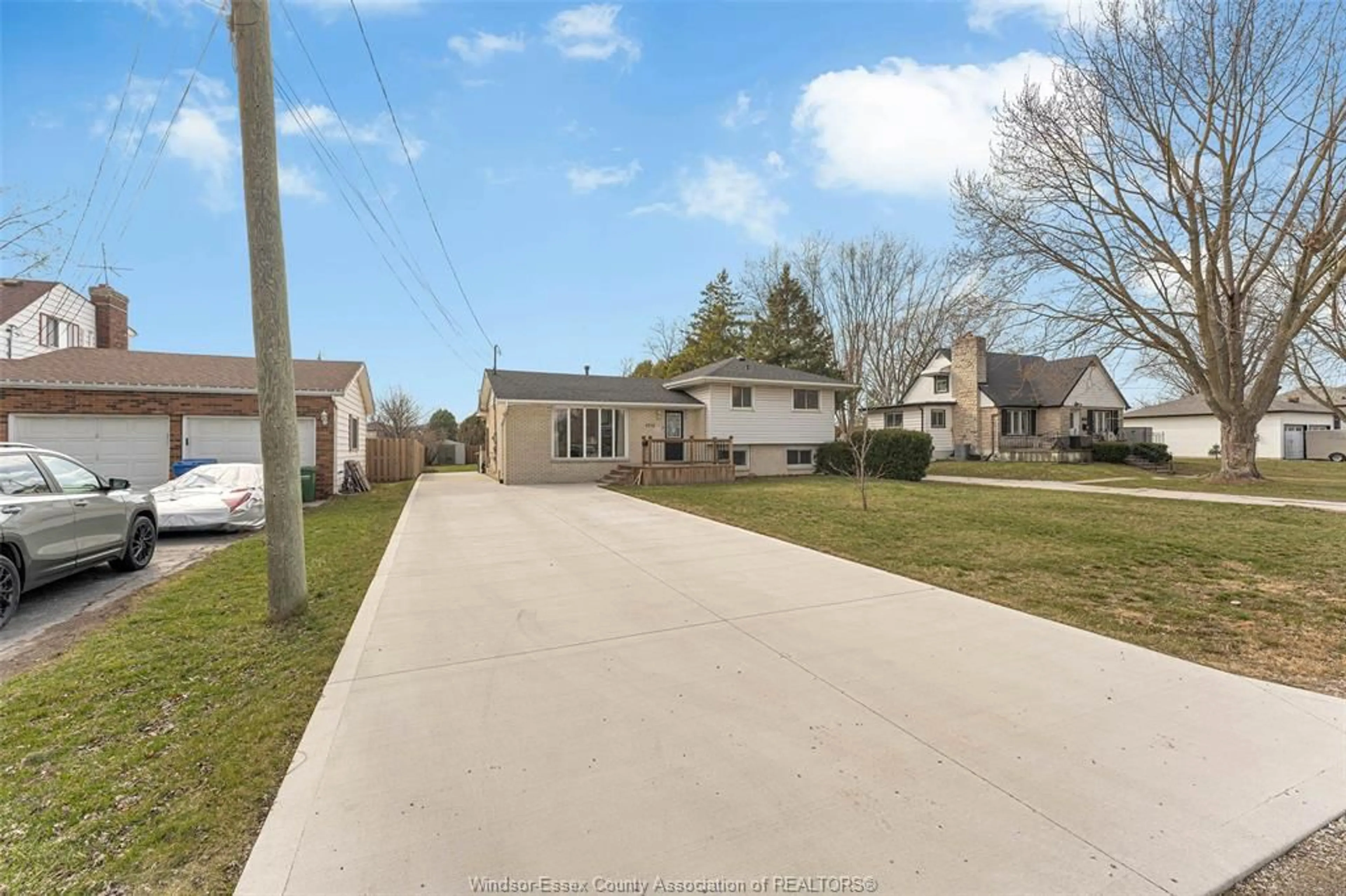 A pic from outside/outdoor area/front of a property/back of a property/a pic from drone, street for 4959 MONTGOMERY Dr, LaSalle Ontario N9H 1E6