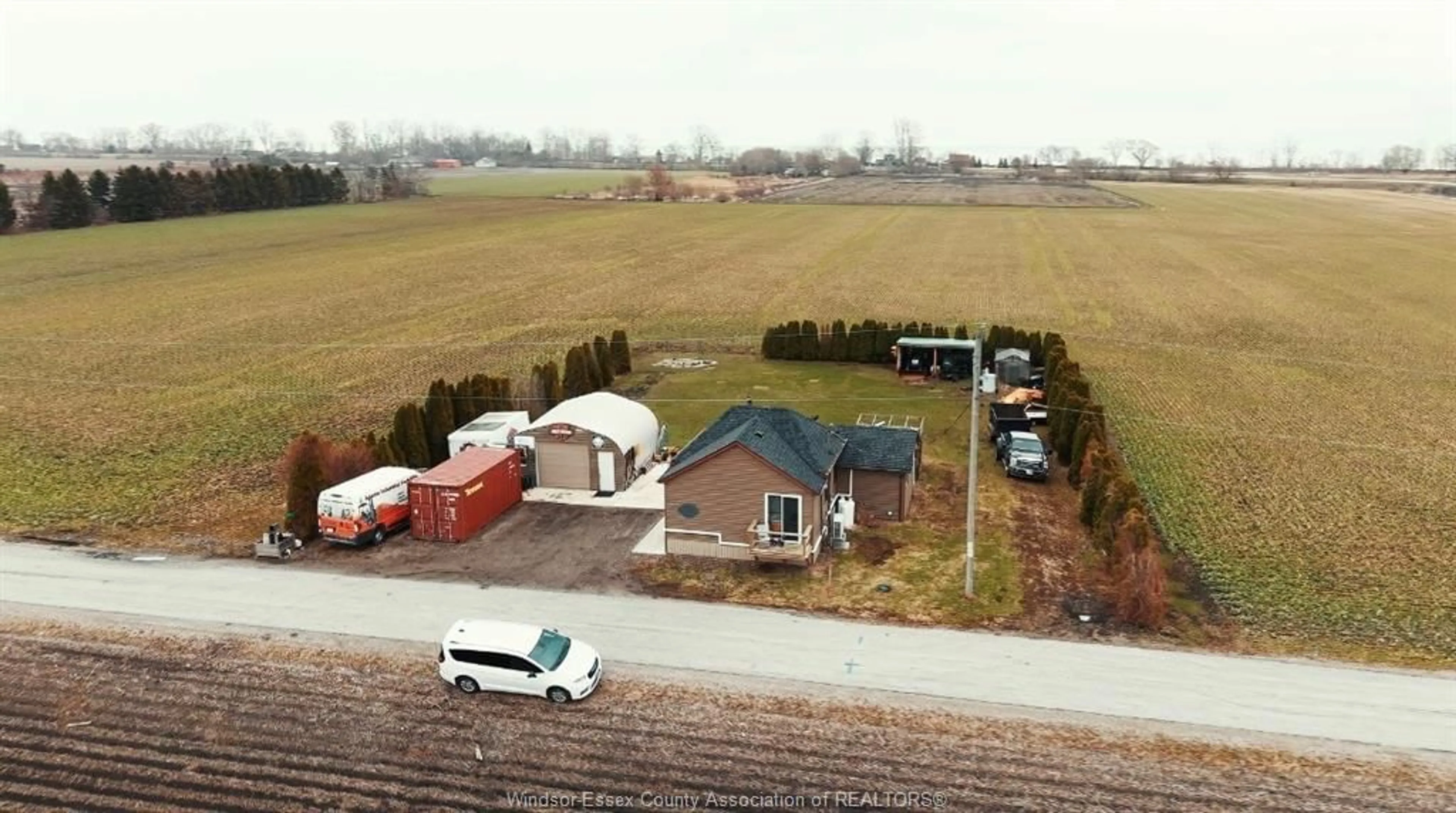 A pic from outside/outdoor area/front of a property/back of a property/a pic from drone, street for 10 KILDEER Rd, Leamington Ontario N8H 3V7