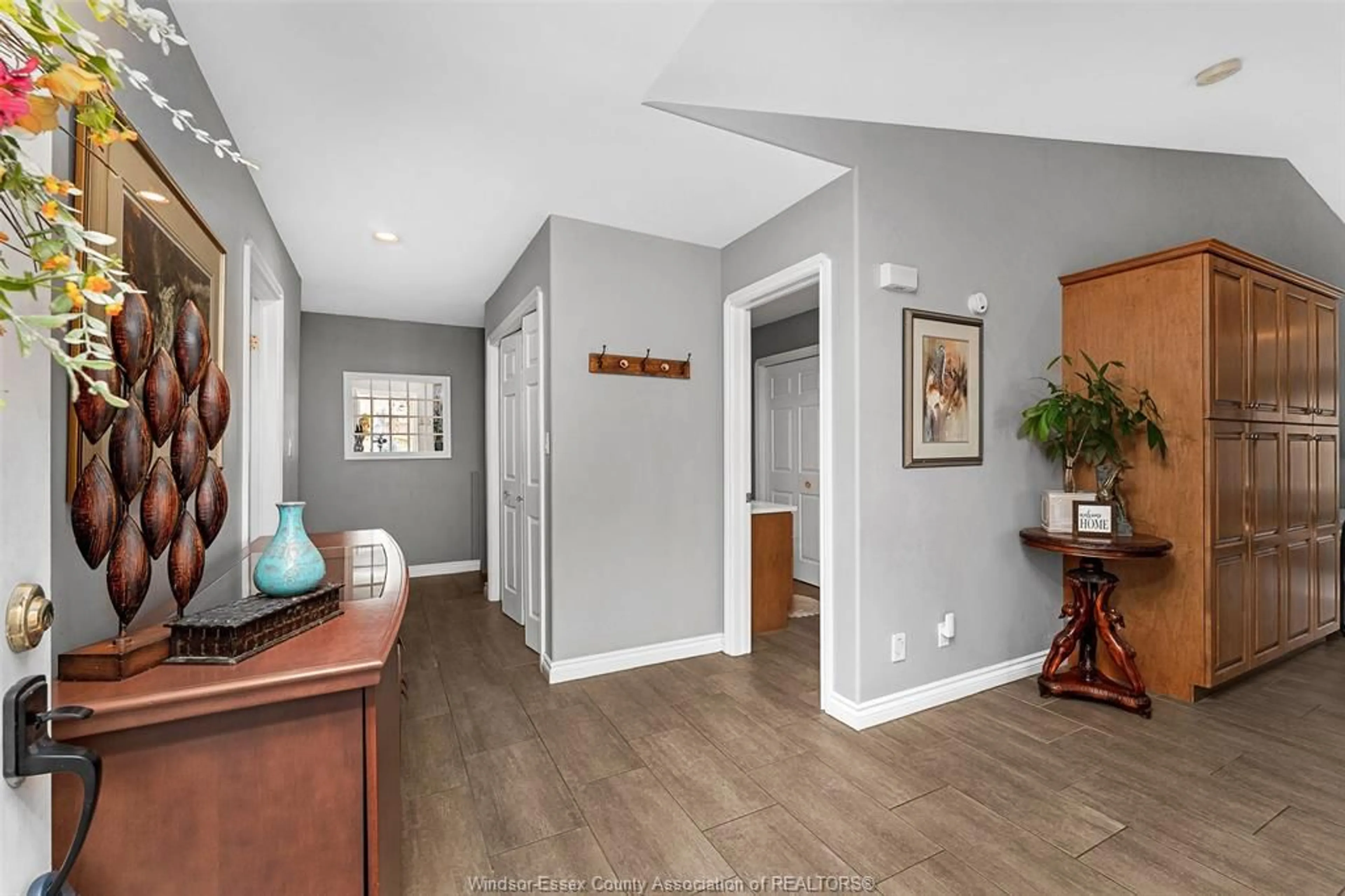 Indoor entryway for 1305 Laurel Bay Court, Windsor Ontario N8P 1M9
