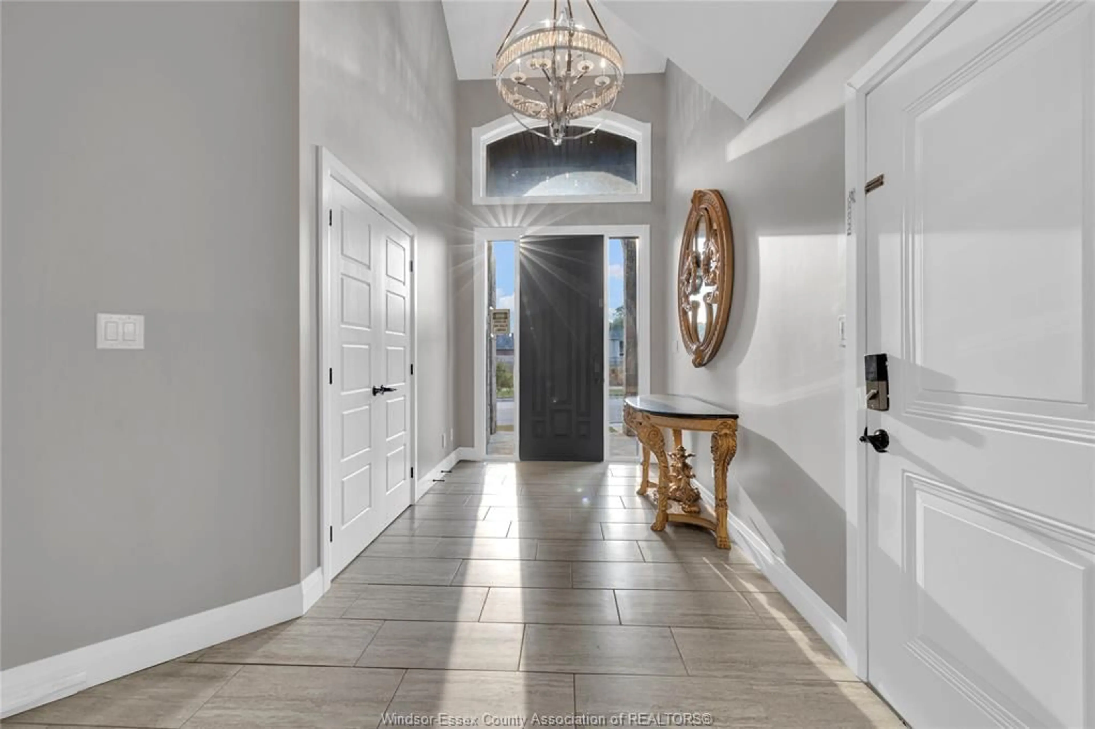Indoor entryway for 498 SACRED HEART Dr, LaSalle Ontario N9J 0A6
