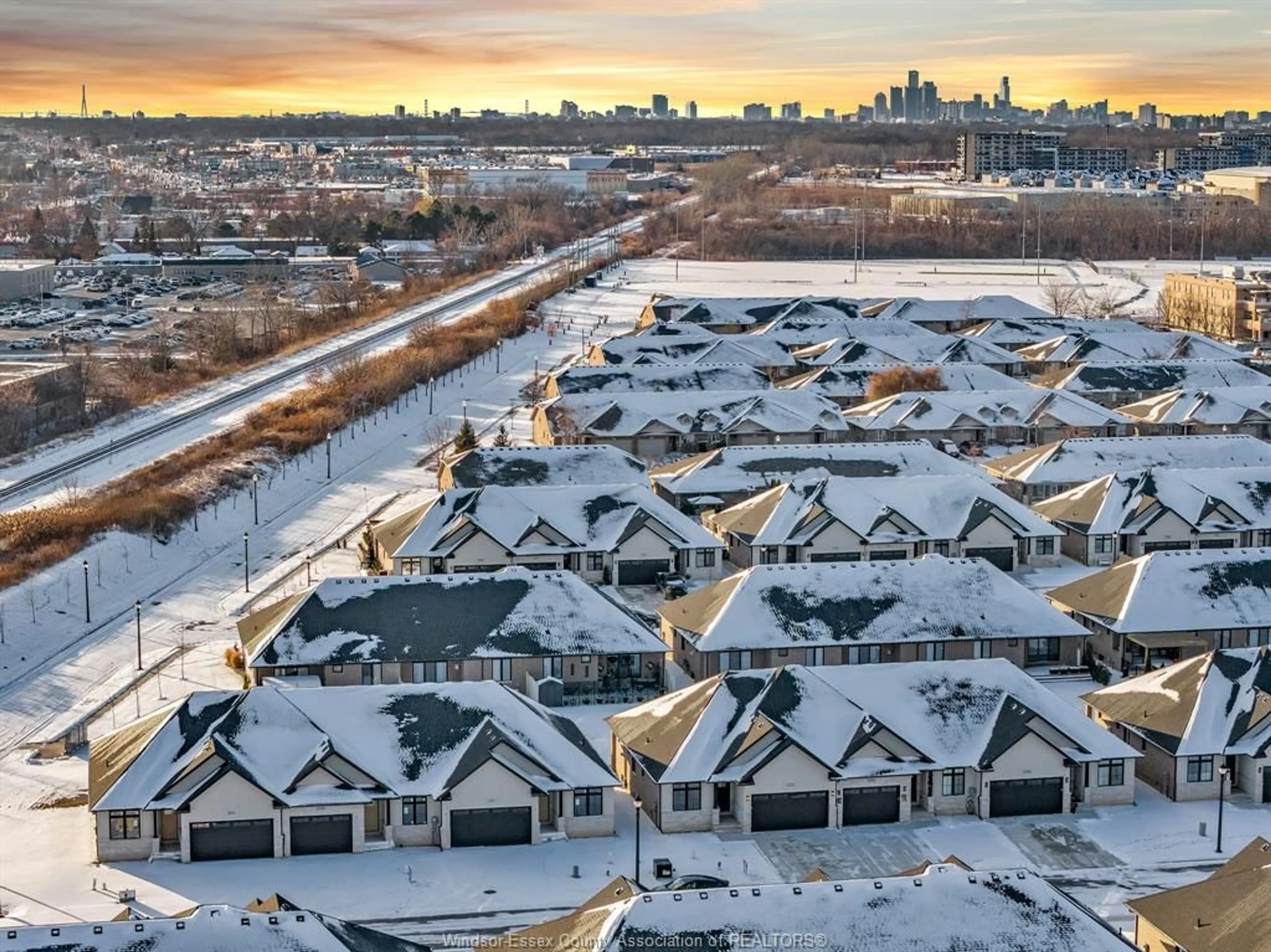 A pic from outside/outdoor area/front of a property/back of a property/a pic from drone, city buildings view from balcony for 2626 BARKLEY Ave, Windsor Ontario N8P 0E9