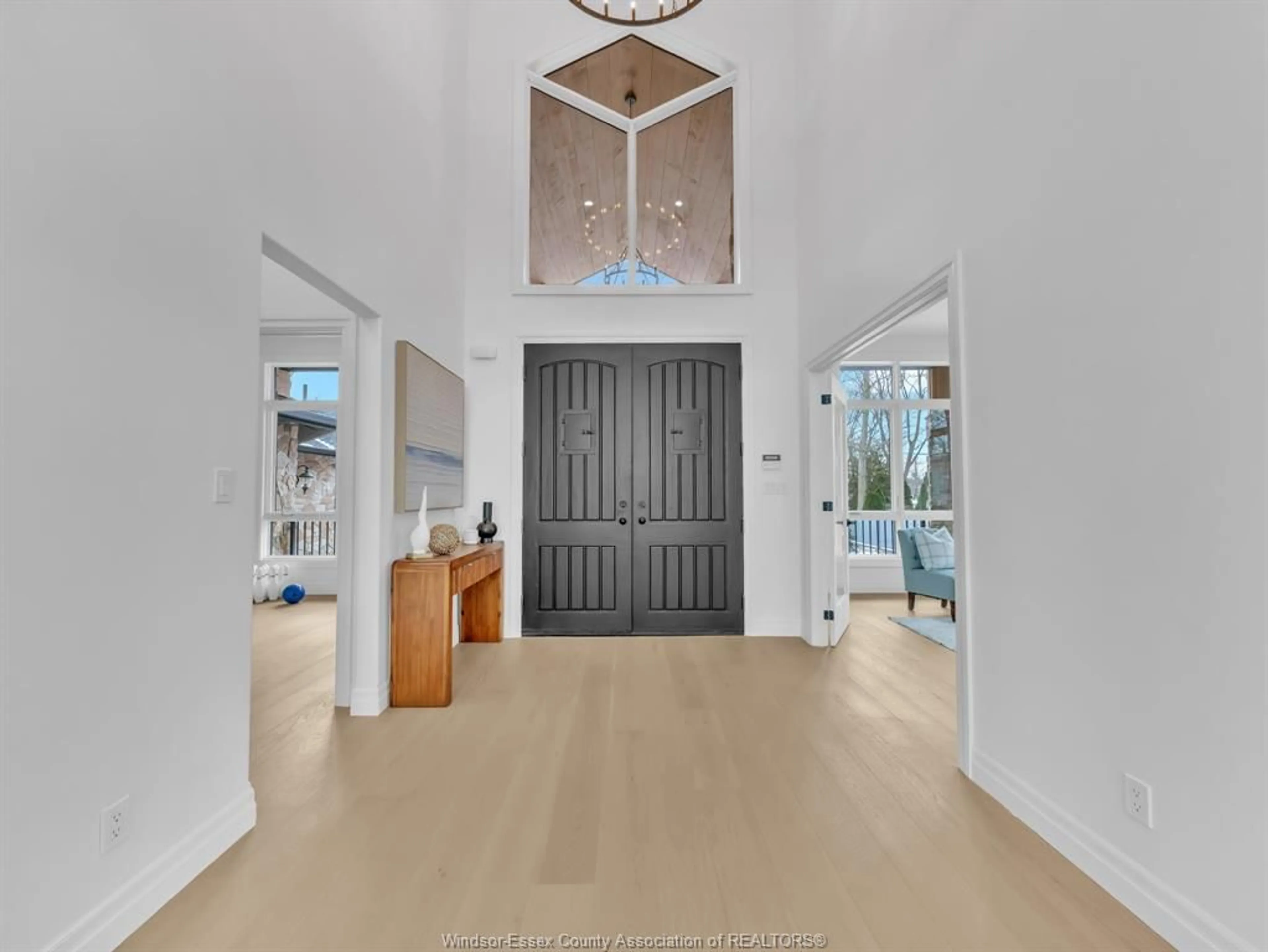 Indoor entryway for 720 OLD TECUMSEH Rd, Lakeshore Ontario N0R 1A0