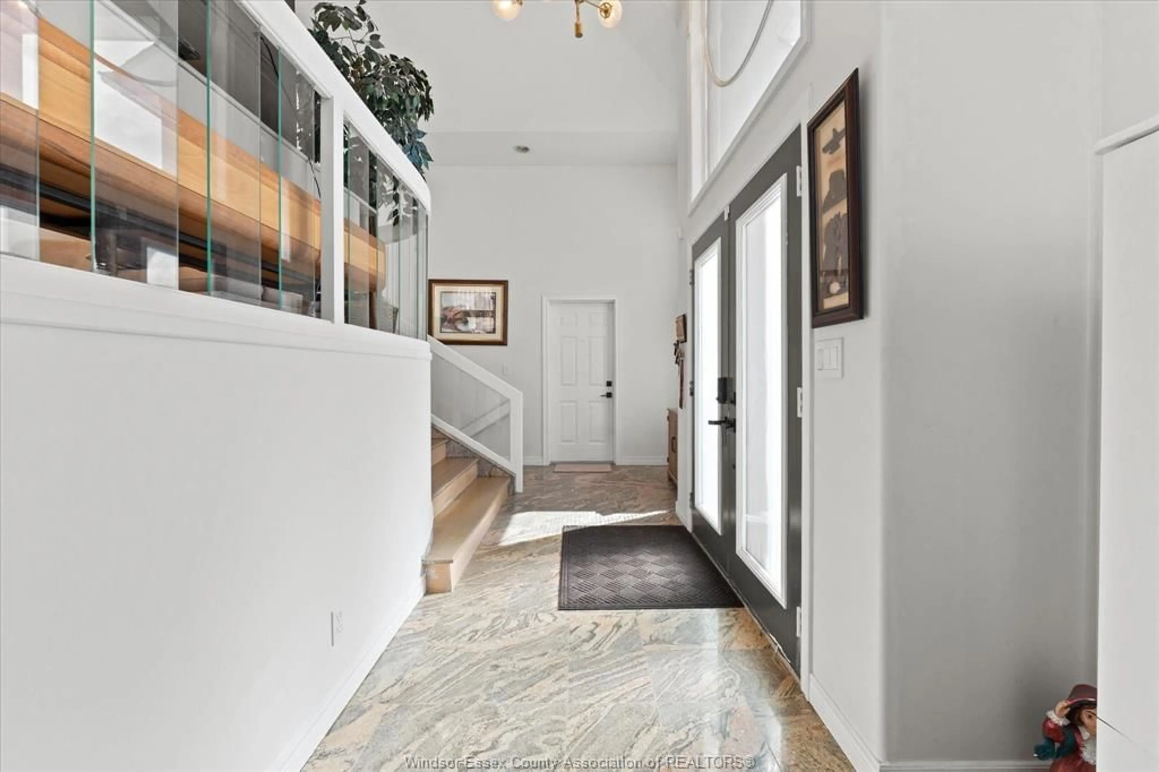 Indoor entryway for 938 NOVA, Windsor Ontario N9G 2S6