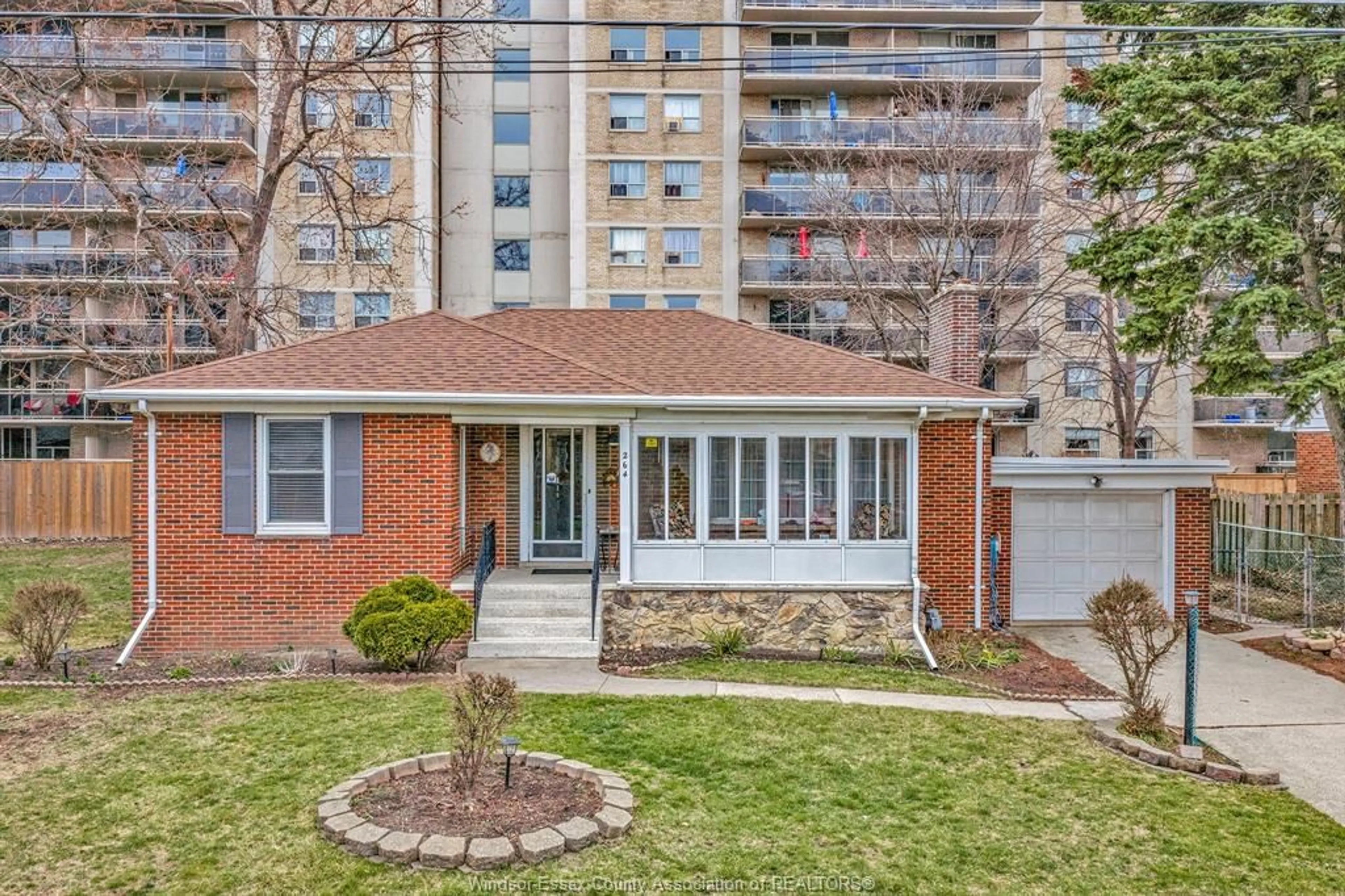 Home with brick exterior material, street for 264 STERLING, Windsor Ontario N8Y 3T7