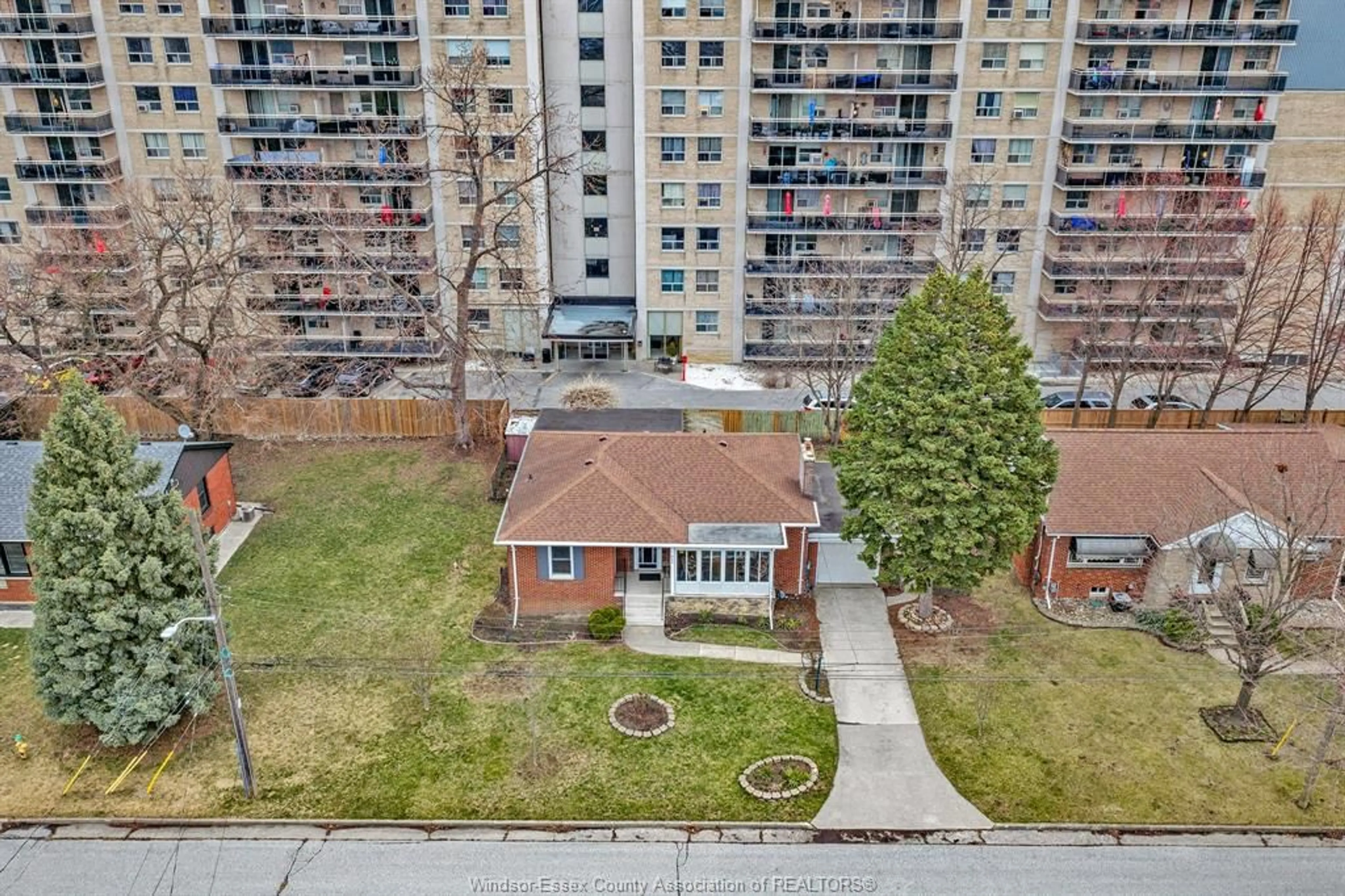 A pic from outside/outdoor area/front of a property/back of a property/a pic from drone, city buildings view from balcony for 264 STERLING, Windsor Ontario N8Y 3T7