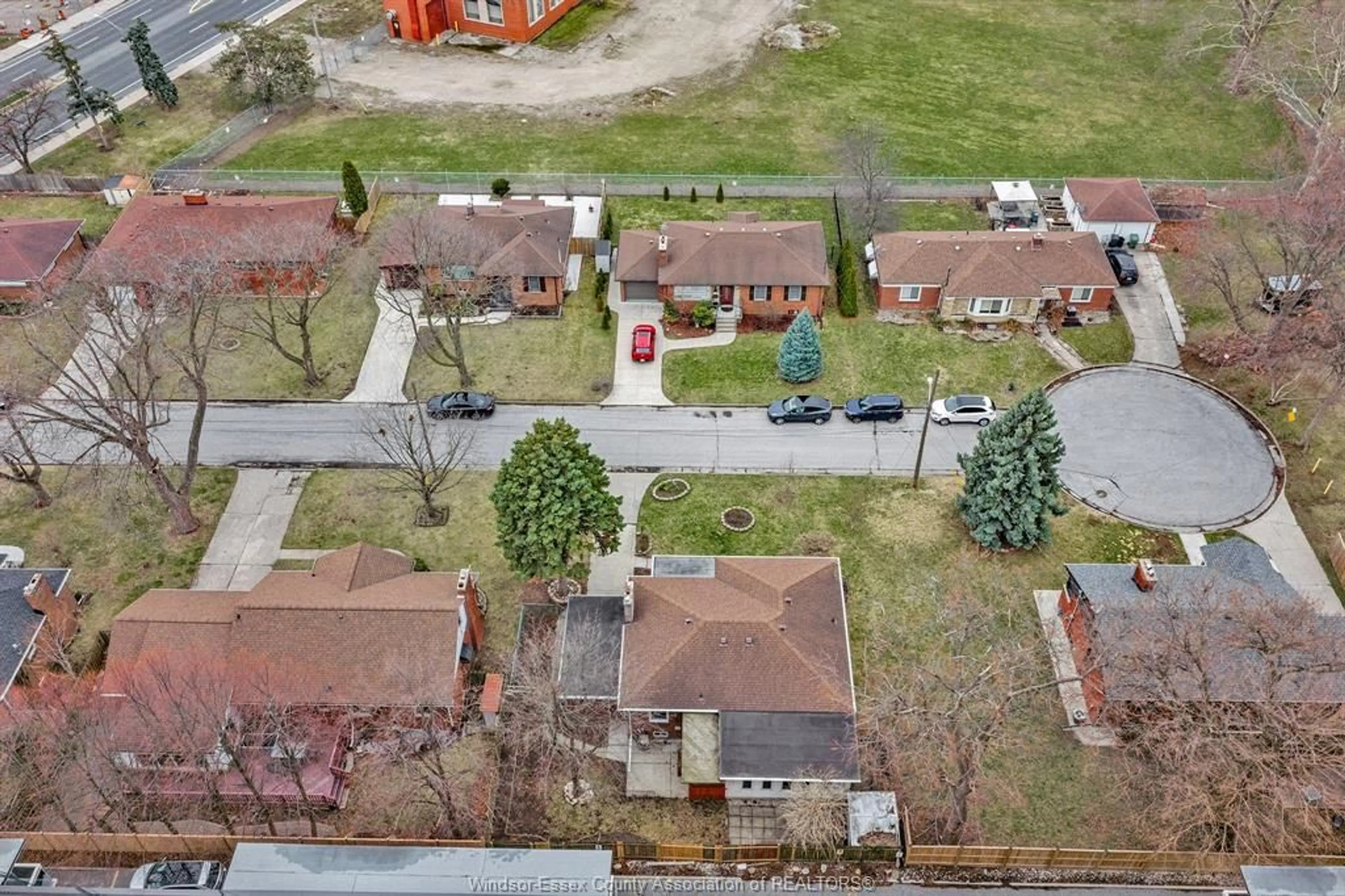 A pic from outside/outdoor area/front of a property/back of a property/a pic from drone, street for 264 STERLING, Windsor Ontario N8Y 3T7