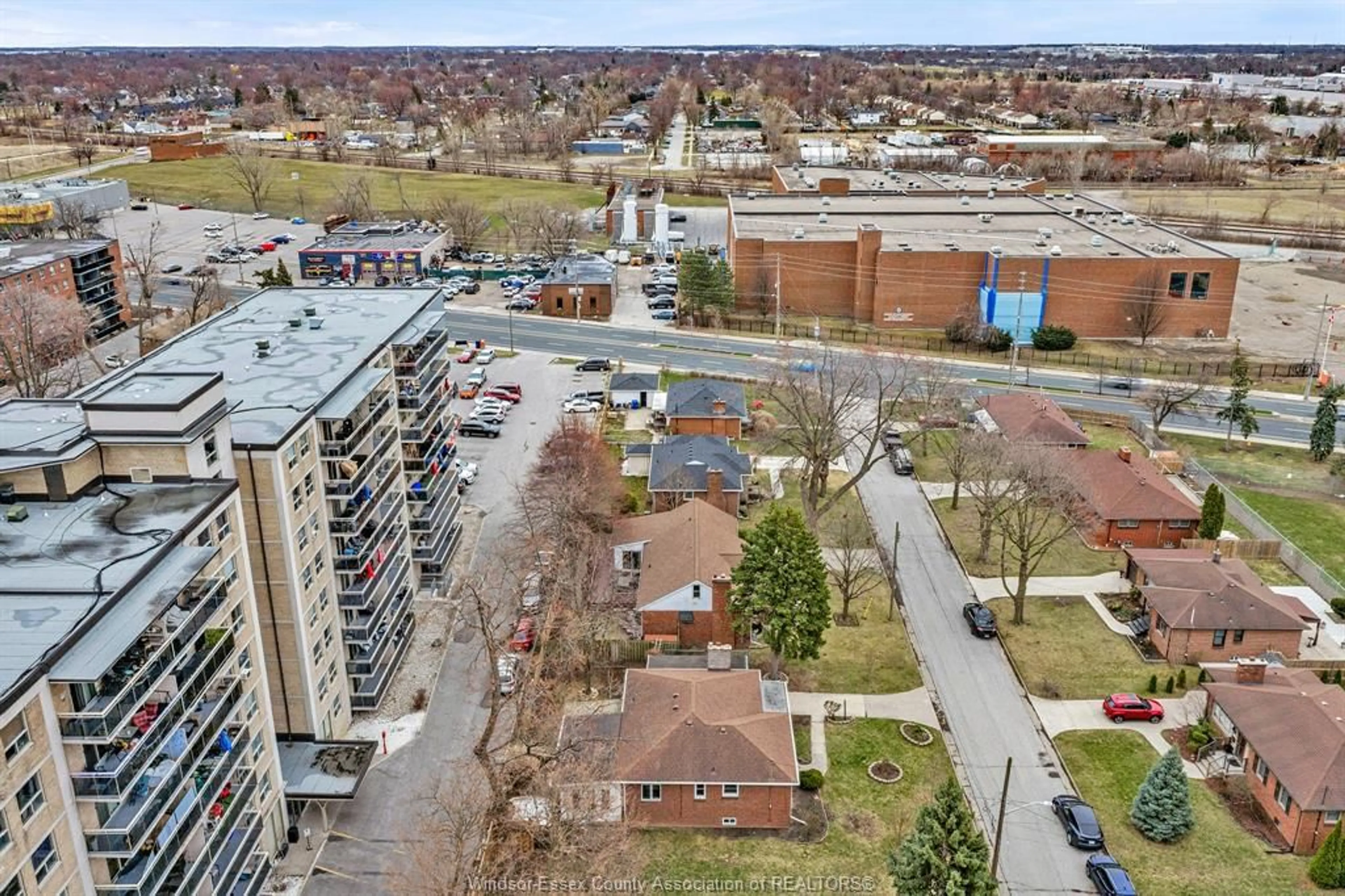 A pic from outside/outdoor area/front of a property/back of a property/a pic from drone, city buildings view from balcony for 264 STERLING, Windsor Ontario N8Y 3T7