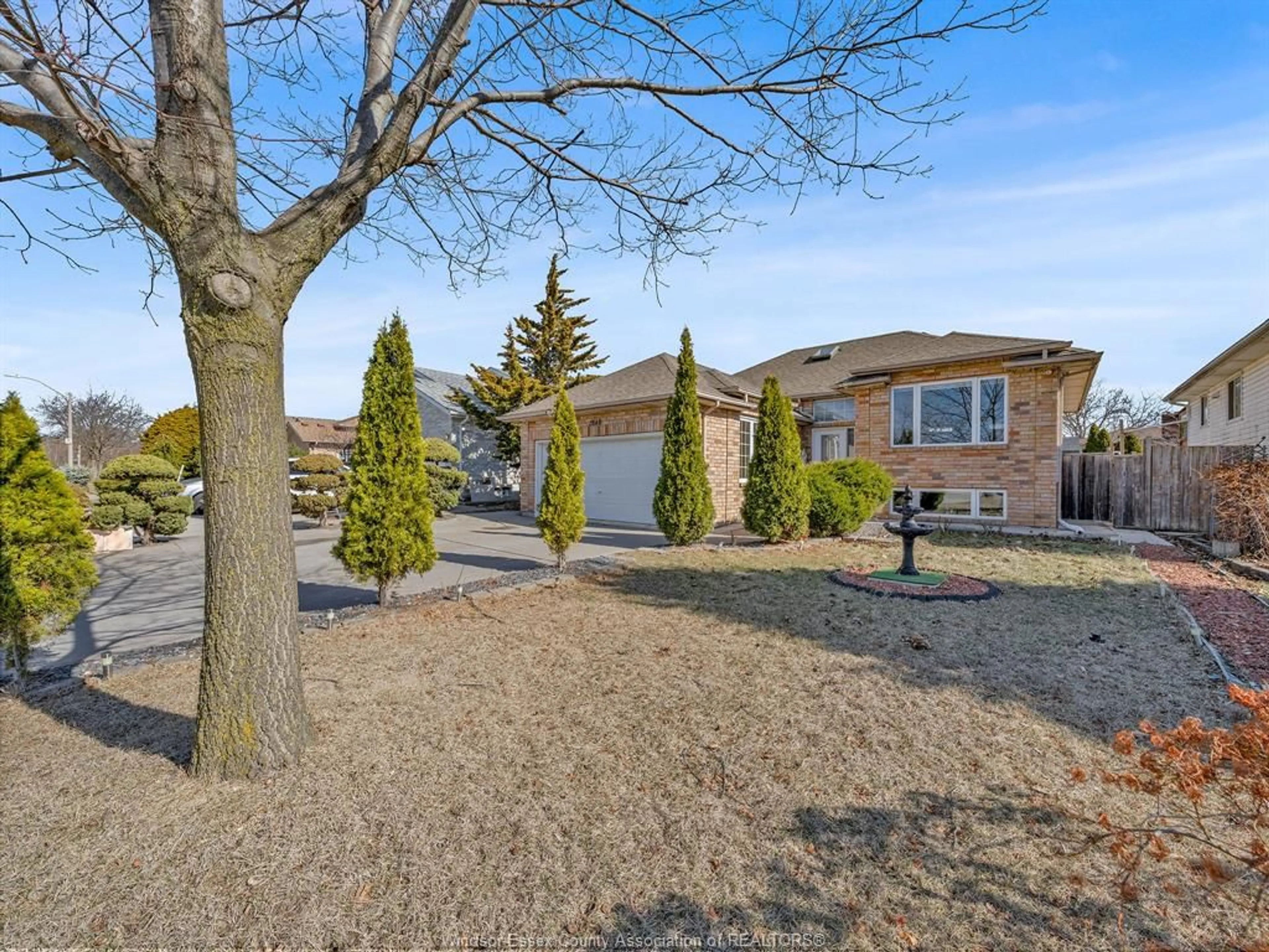 A pic from outside/outdoor area/front of a property/back of a property/a pic from drone, street for 2848 SOUTHRIDGE, Windsor Ontario N8W 5N2