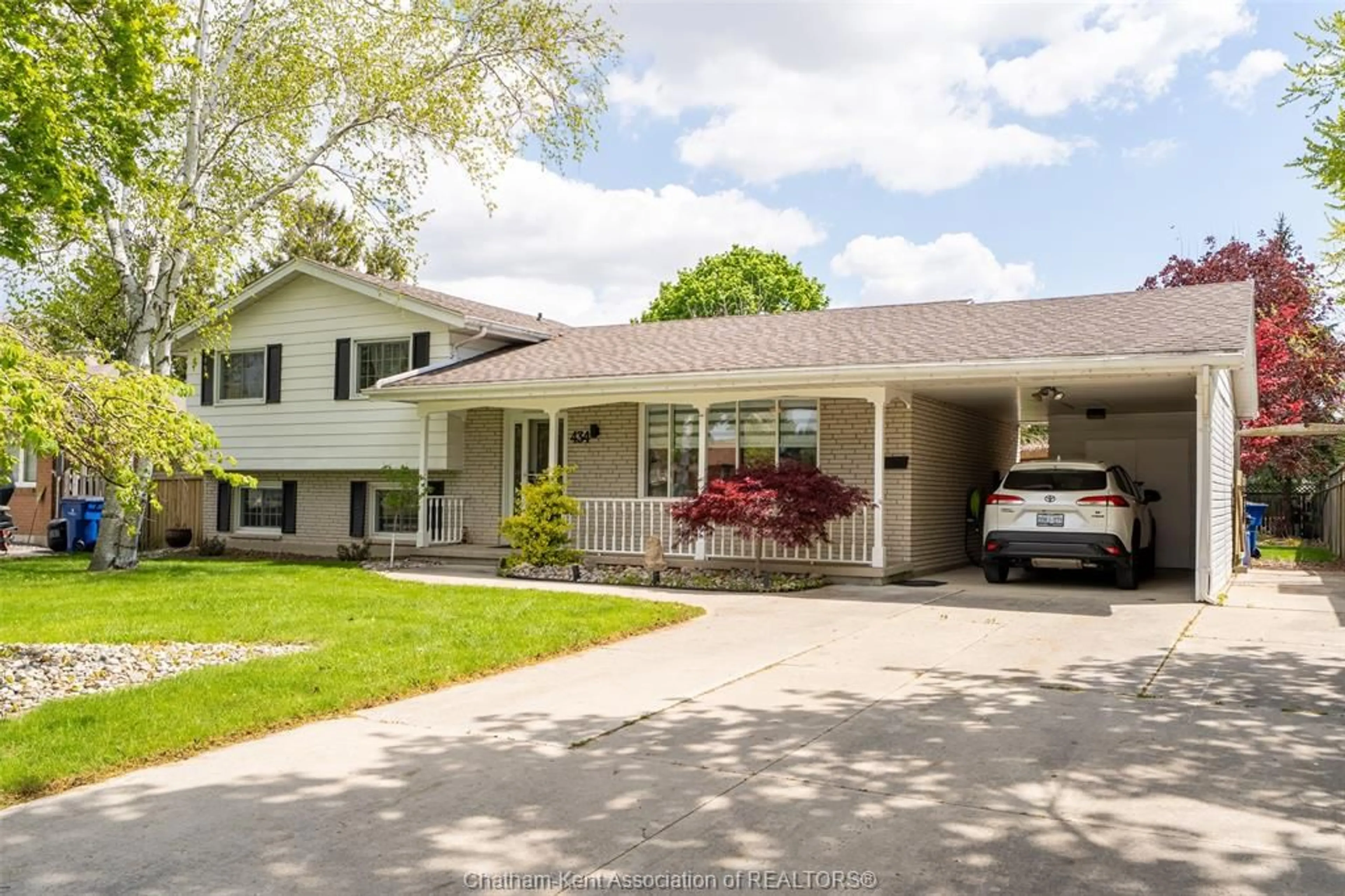 Home with vinyl exterior material, street for 434 Dora Dr, Wallaceburg Ontario N8A 2K3