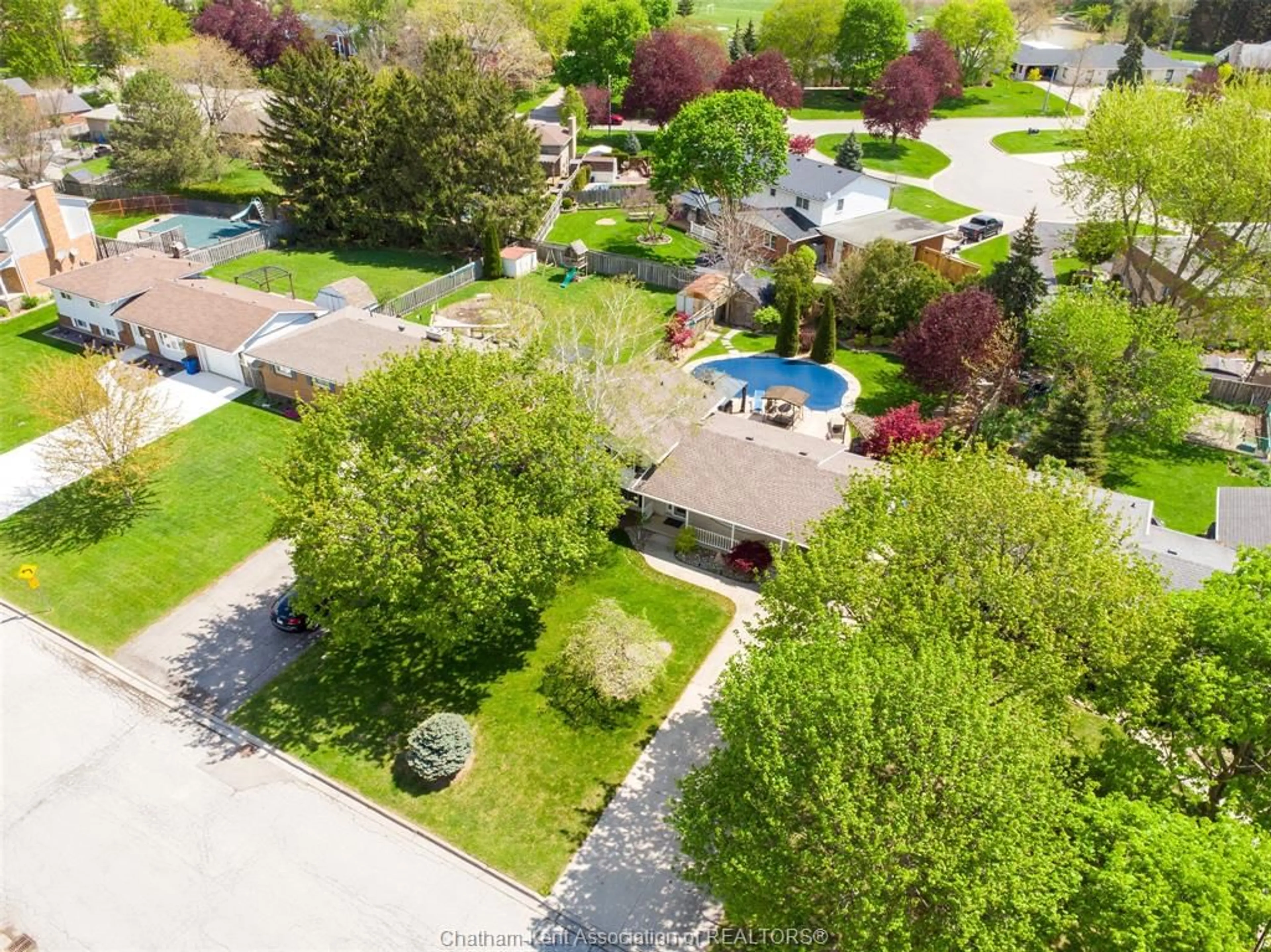 A pic from outside/outdoor area/front of a property/back of a property/a pic from drone, street for 434 Dora Dr, Wallaceburg Ontario N8A 2K3
