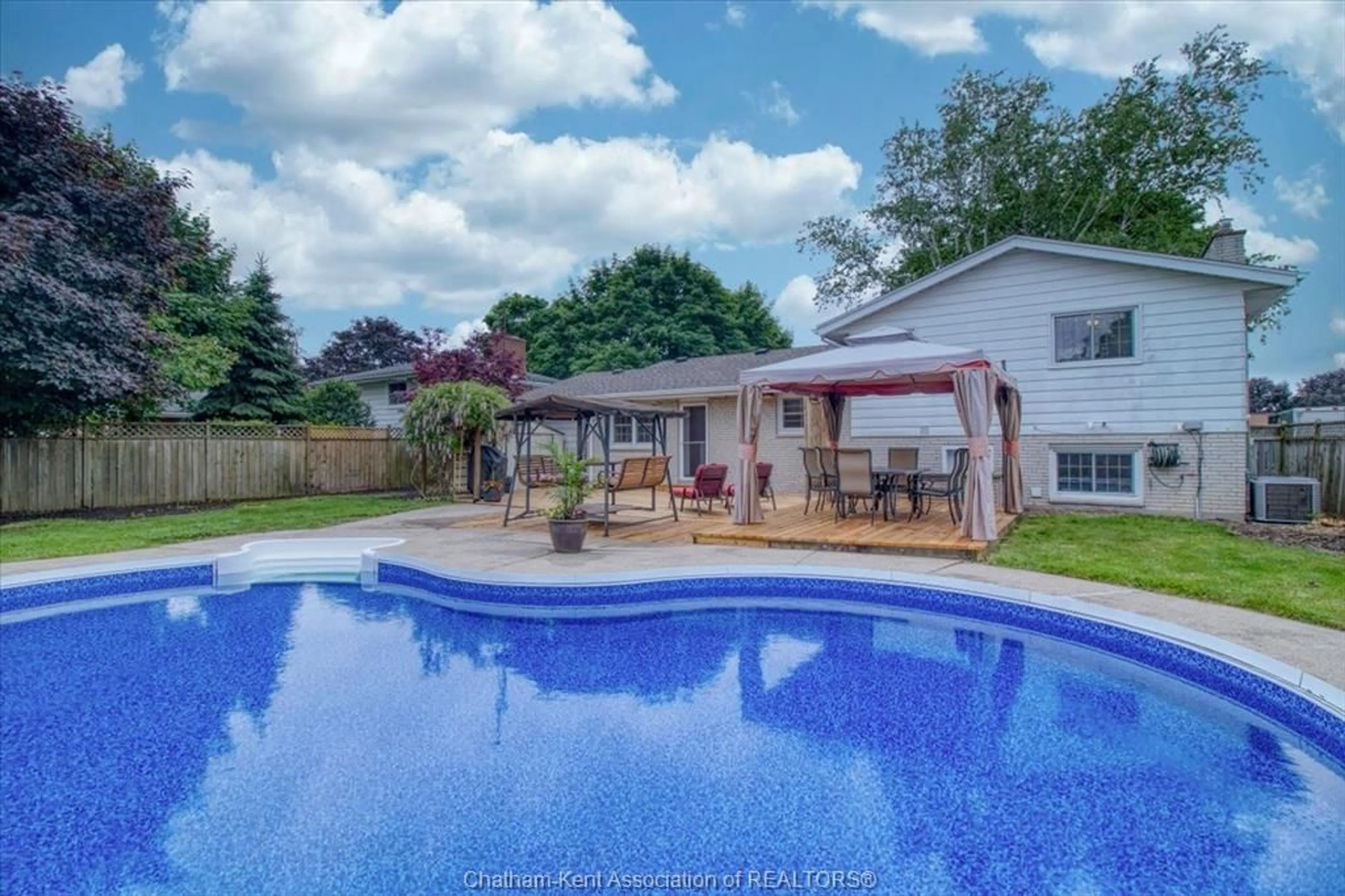 Pool for 434 Dora Dr, Wallaceburg Ontario N8A 2K3